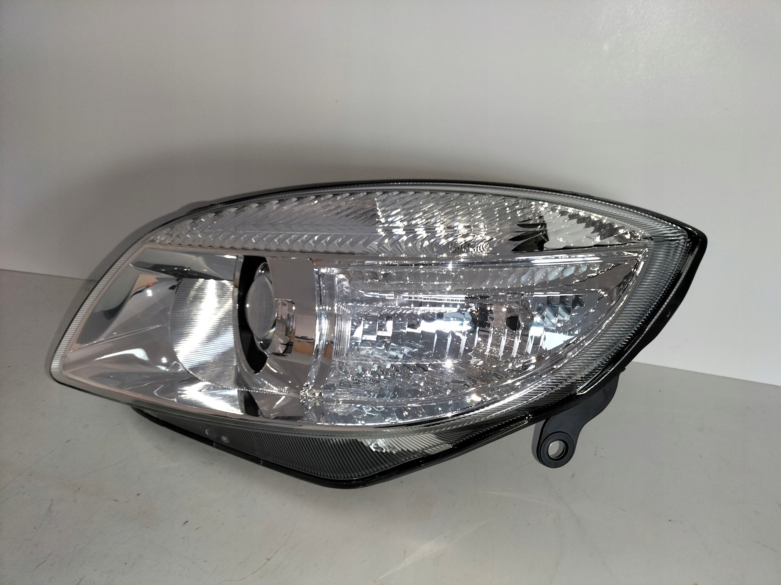 LAVE PREDNE SVETLO SKODA FABIA II 07-10 ROOMSTER 06-10