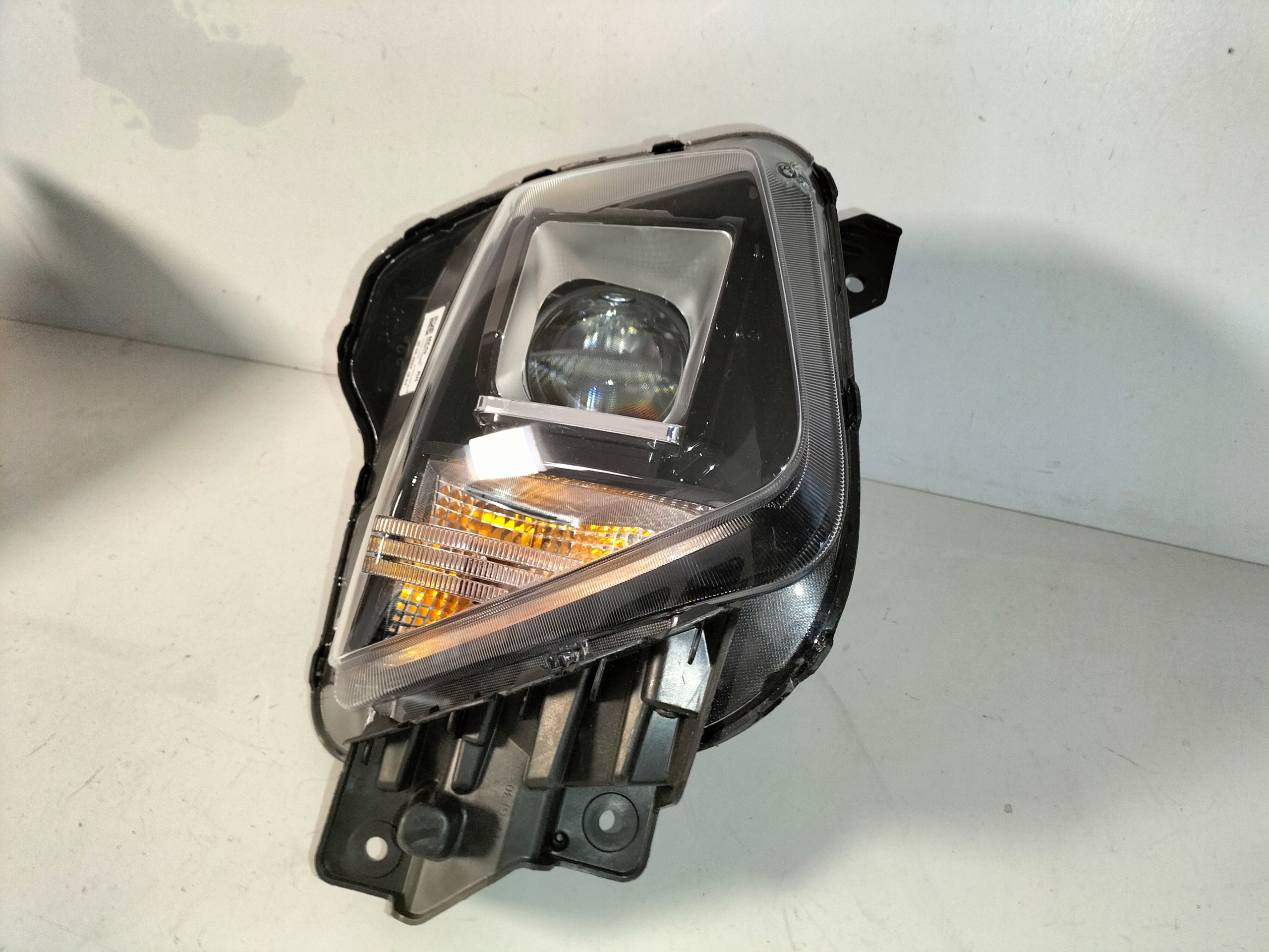 PRAVE PREDNE SVETLO HYUNDAI TUCSON 4 IV 20-