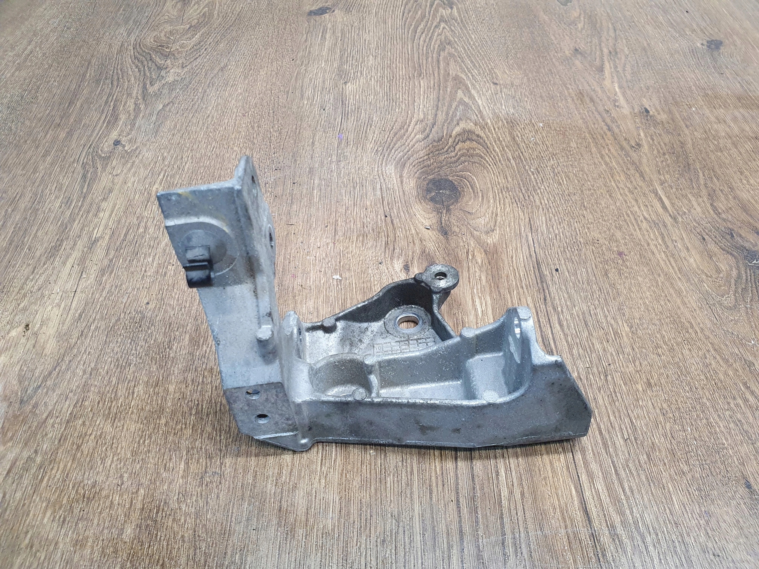 NAVARA D23 2.3 DCI DRŽIAK VODNEJ PUMPY 922377470R