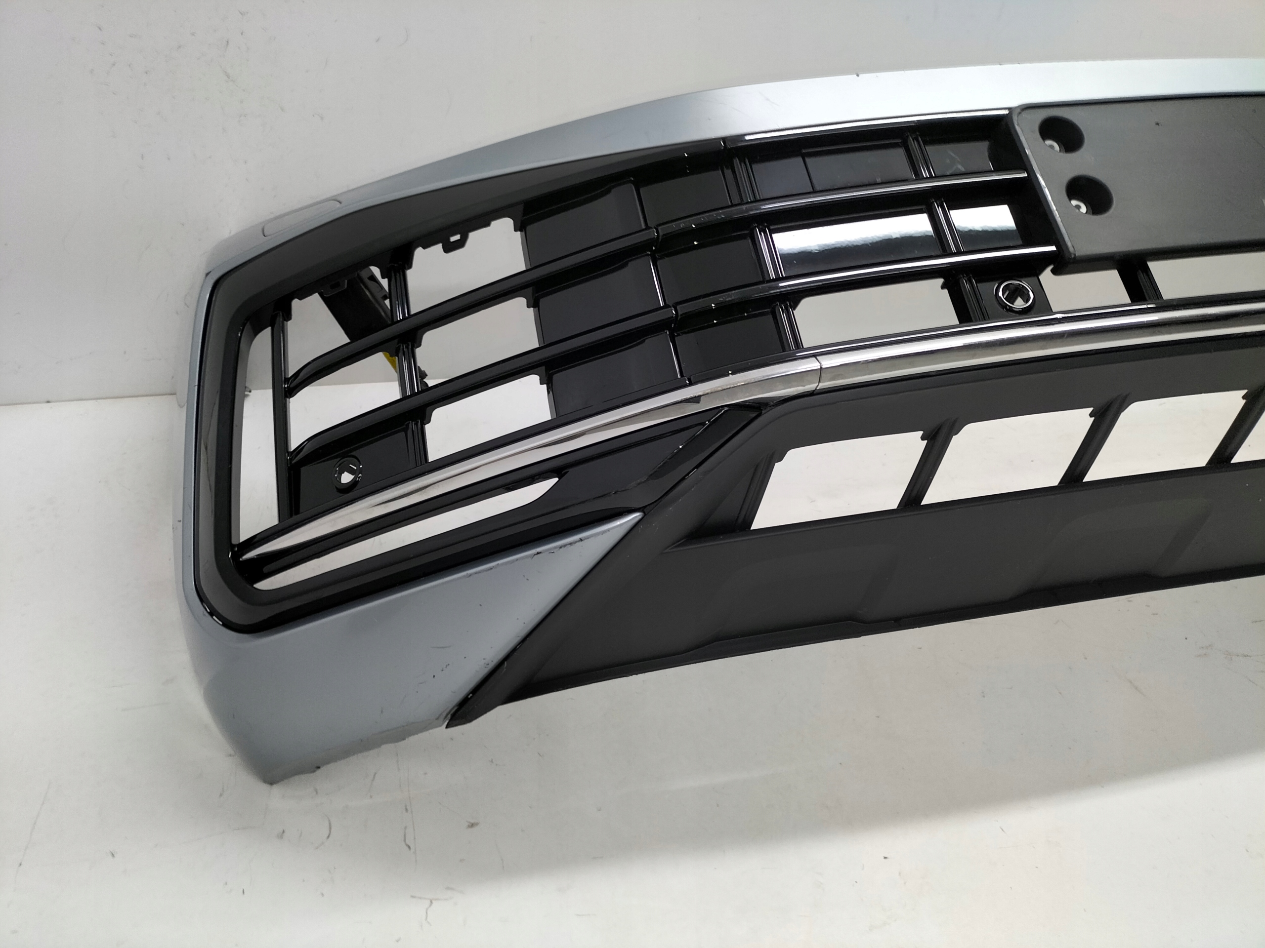 PREDNÝ NÁRAZNÍK VW TOUAREG III LIFT 23-
