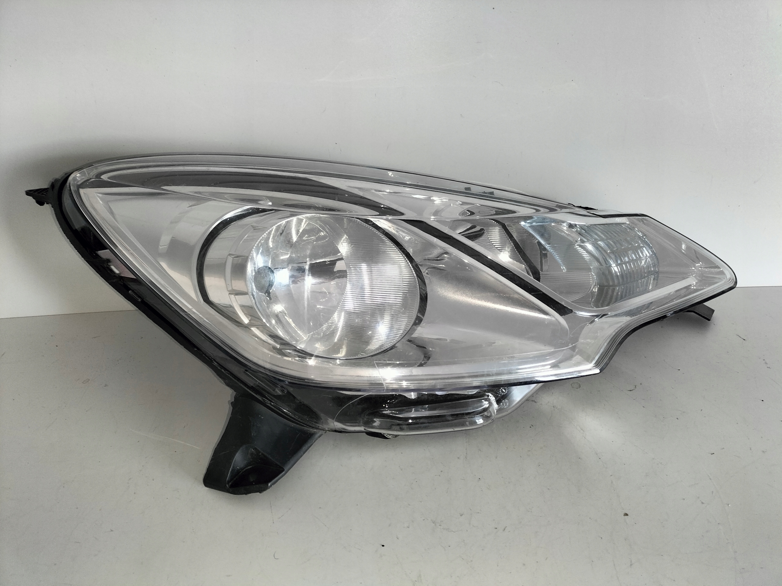 PRAVE PREDNE SVETLO CITROEN C3 II 09-