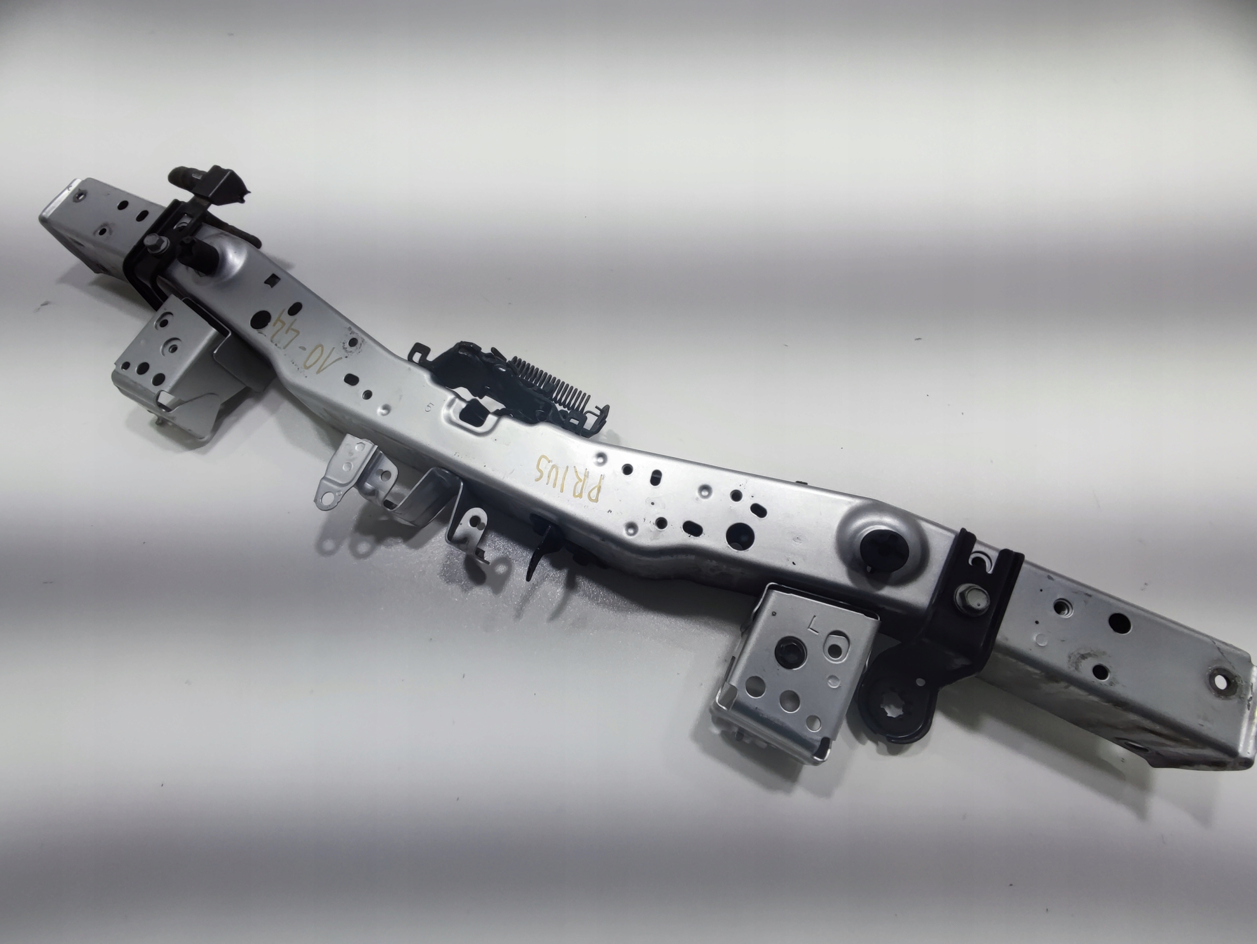 PREDNÉ PÁS CZOŁOWY VÝSTUHA HORNÁ TOYOTA PRIUS III 2009-2015
