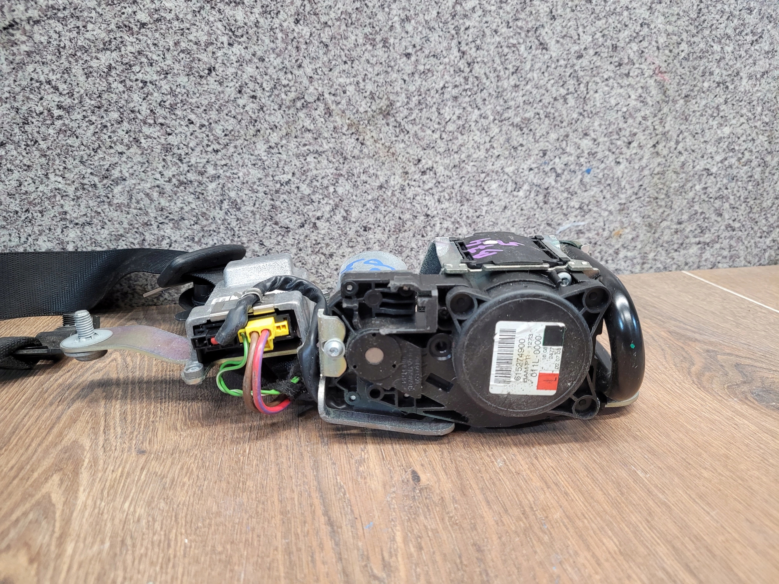 MERCEDES W204 PRAVY PREDNY BEZPECNOSTNY PAS 607565100E