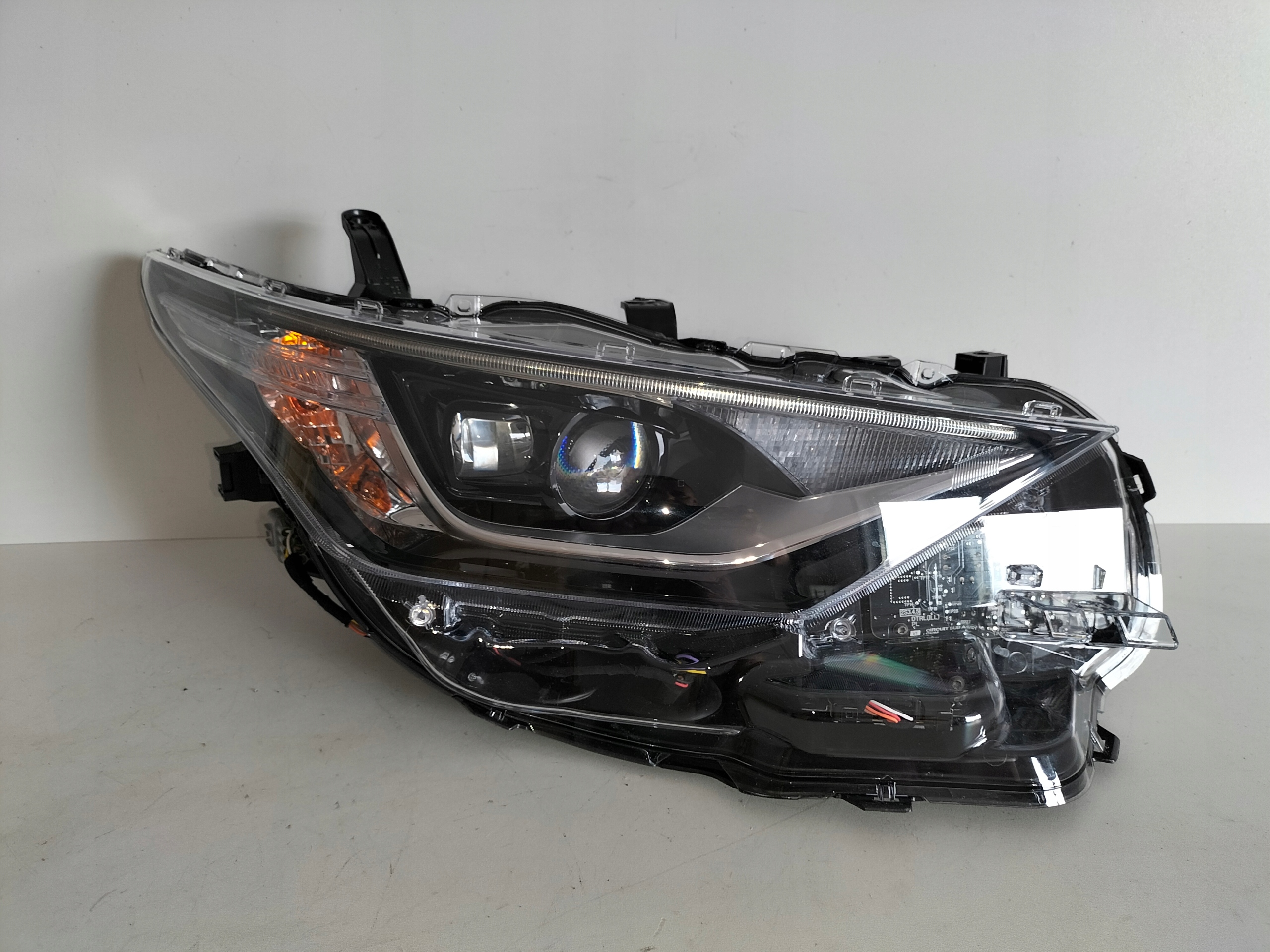 PRAVE PREDNE SVETLO TOYOTA AURIS II LIFT 15- FULL LED