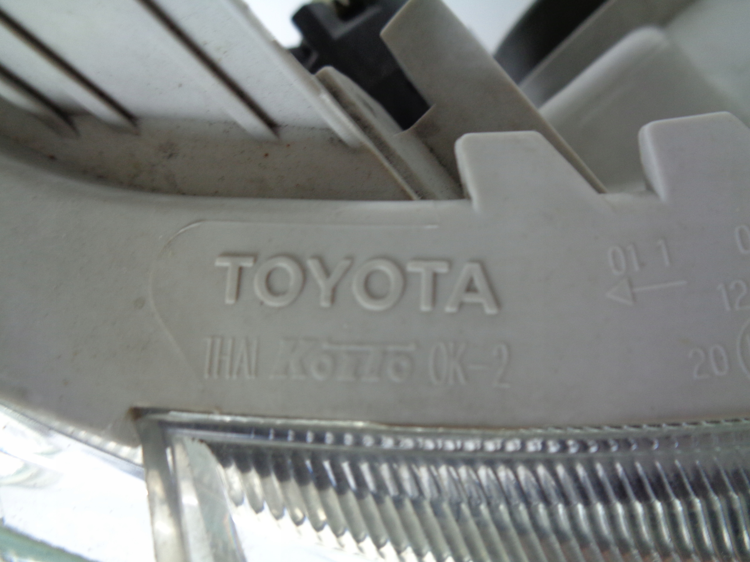 PRAVE PREDNE SVETLO TOYOTA HILUX 08-12
