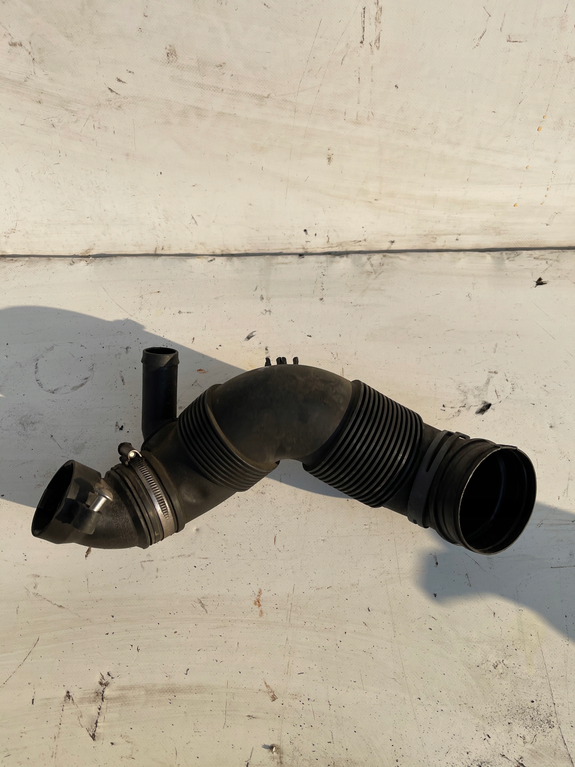 TRUBKA HADICA 1.6 TDI Vw SKODA AUDI 3C0129654M