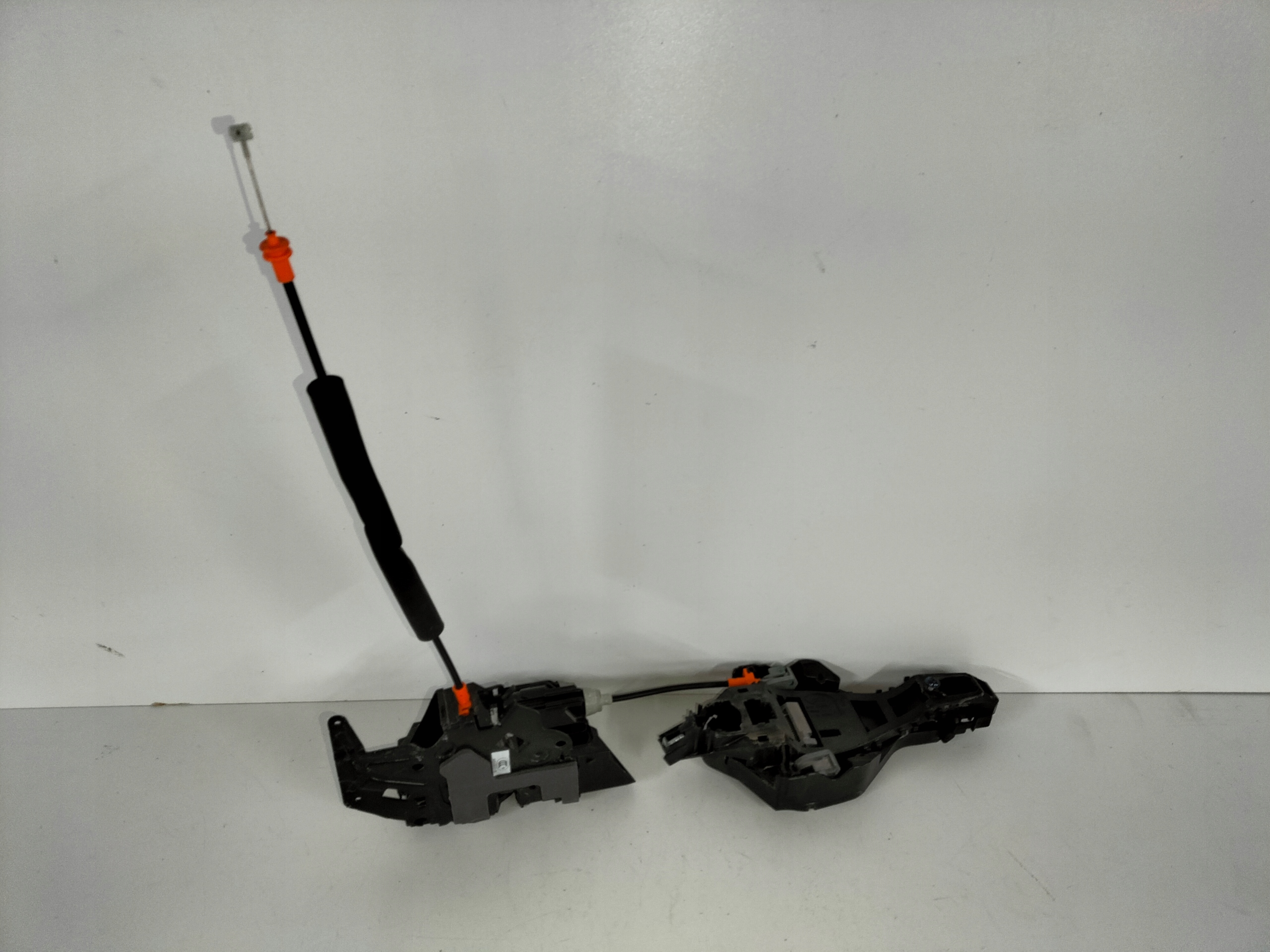 ZAMOK PRAVYCH ZADNYCH DVERI JAGUAR XE X760 15-