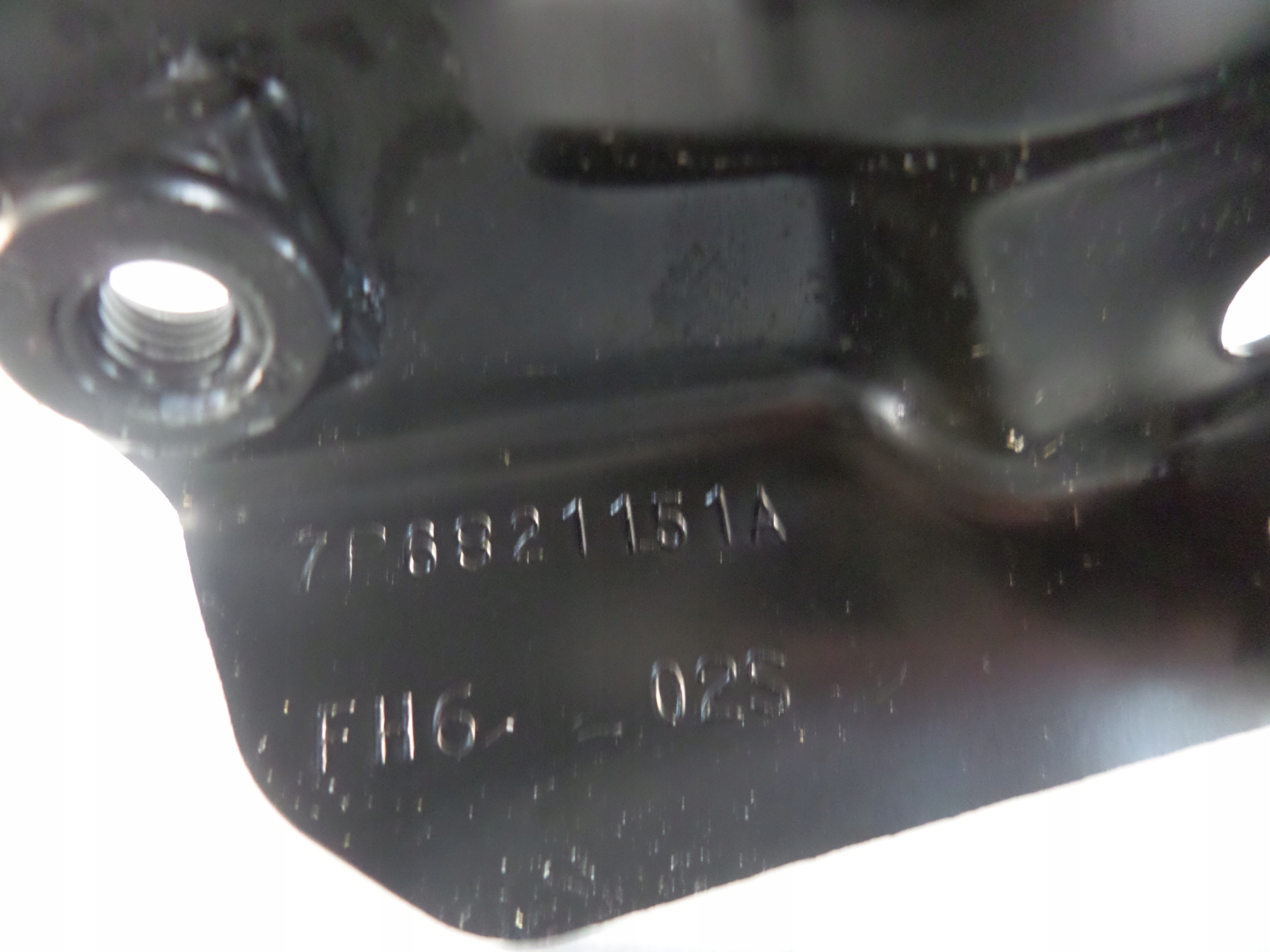 DRZIAK LAVEHO PREDNEHO BLATNIKA VW TOUAREG II 10-