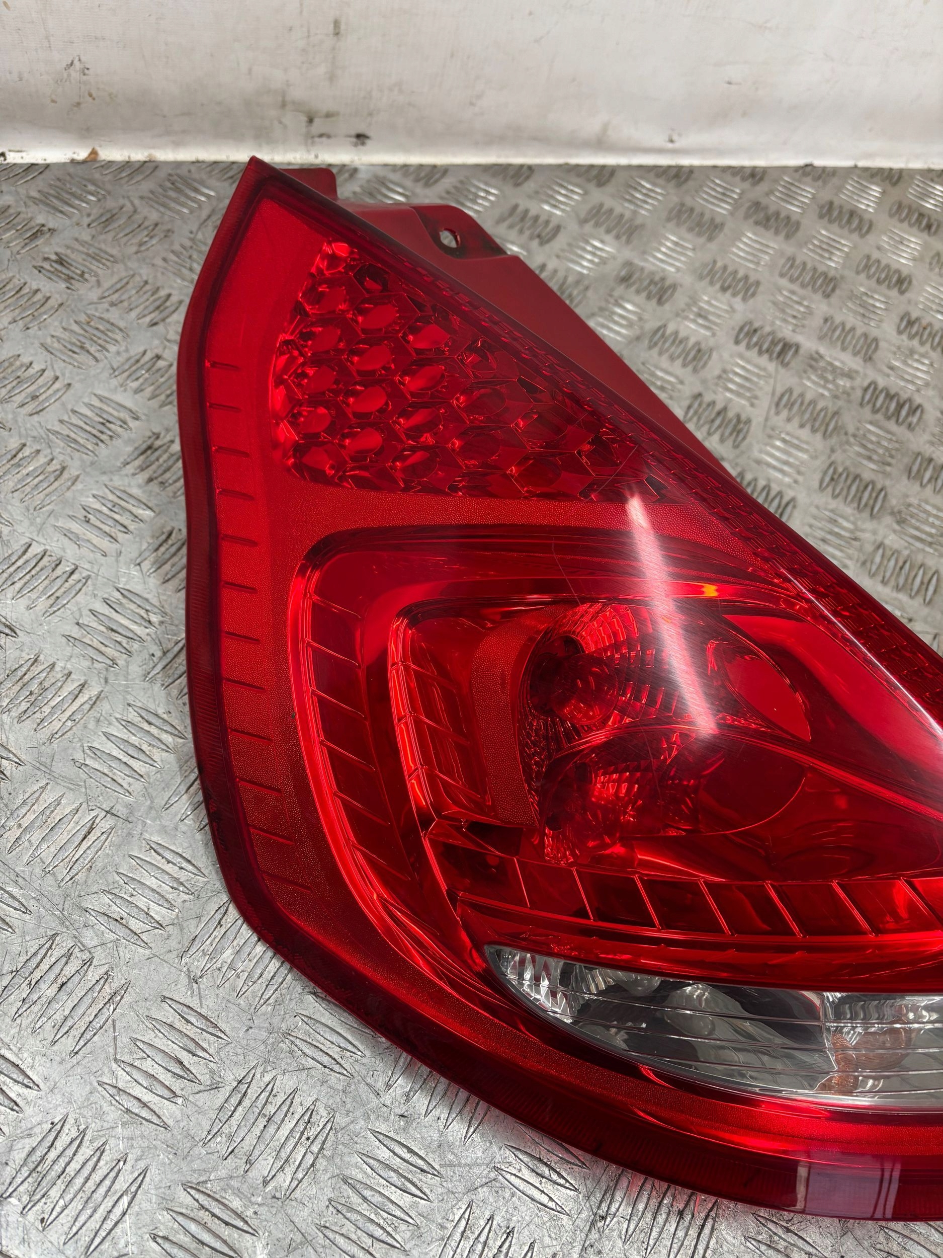 LAVE ZADNE SVETLO FORD FIESTA MK7 09-