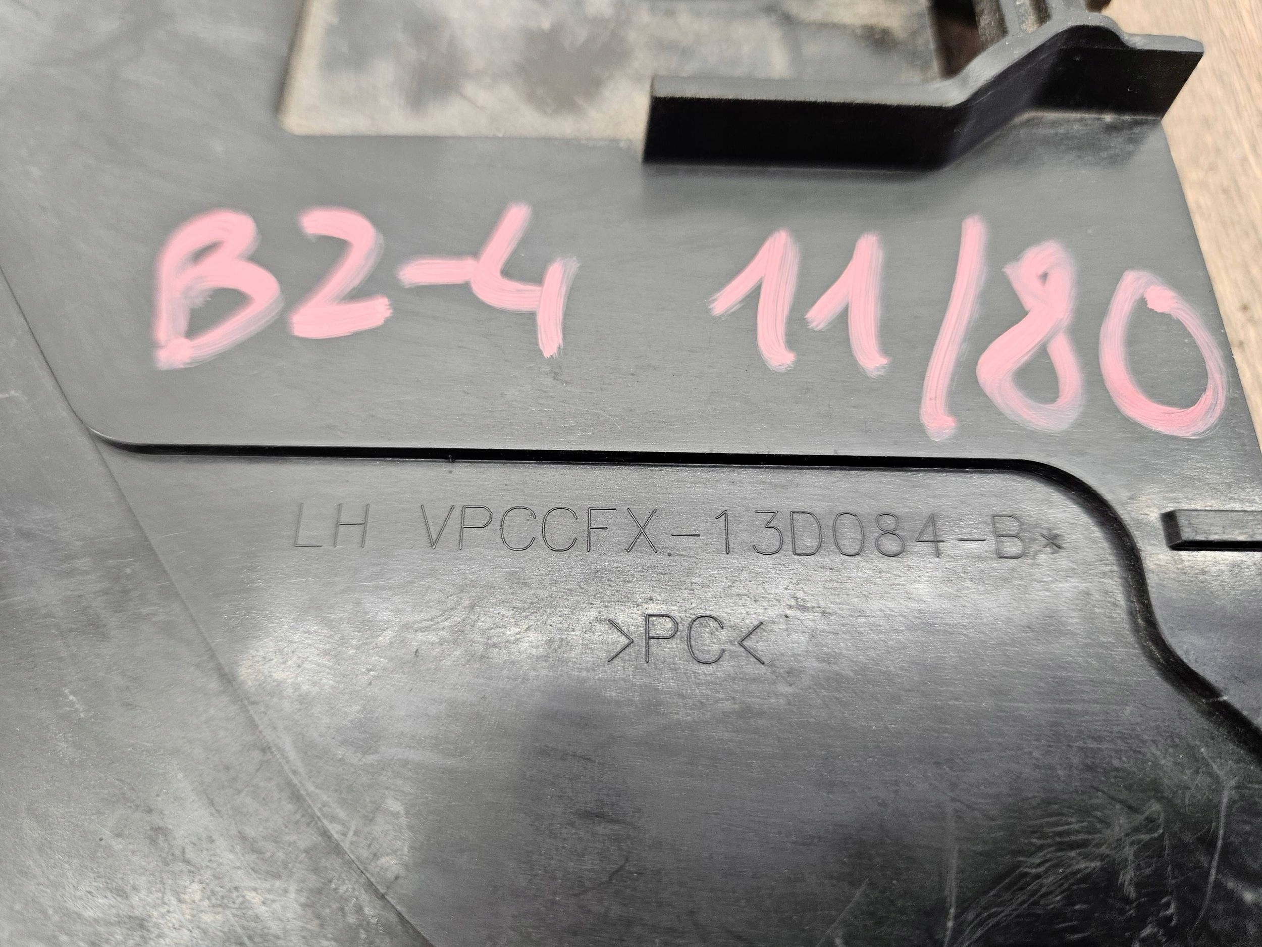 Land Rover Evoque I VPCCFX-13D084-B DRŽIAK LAVY DRZIAK PREDNÉ SVETLAj