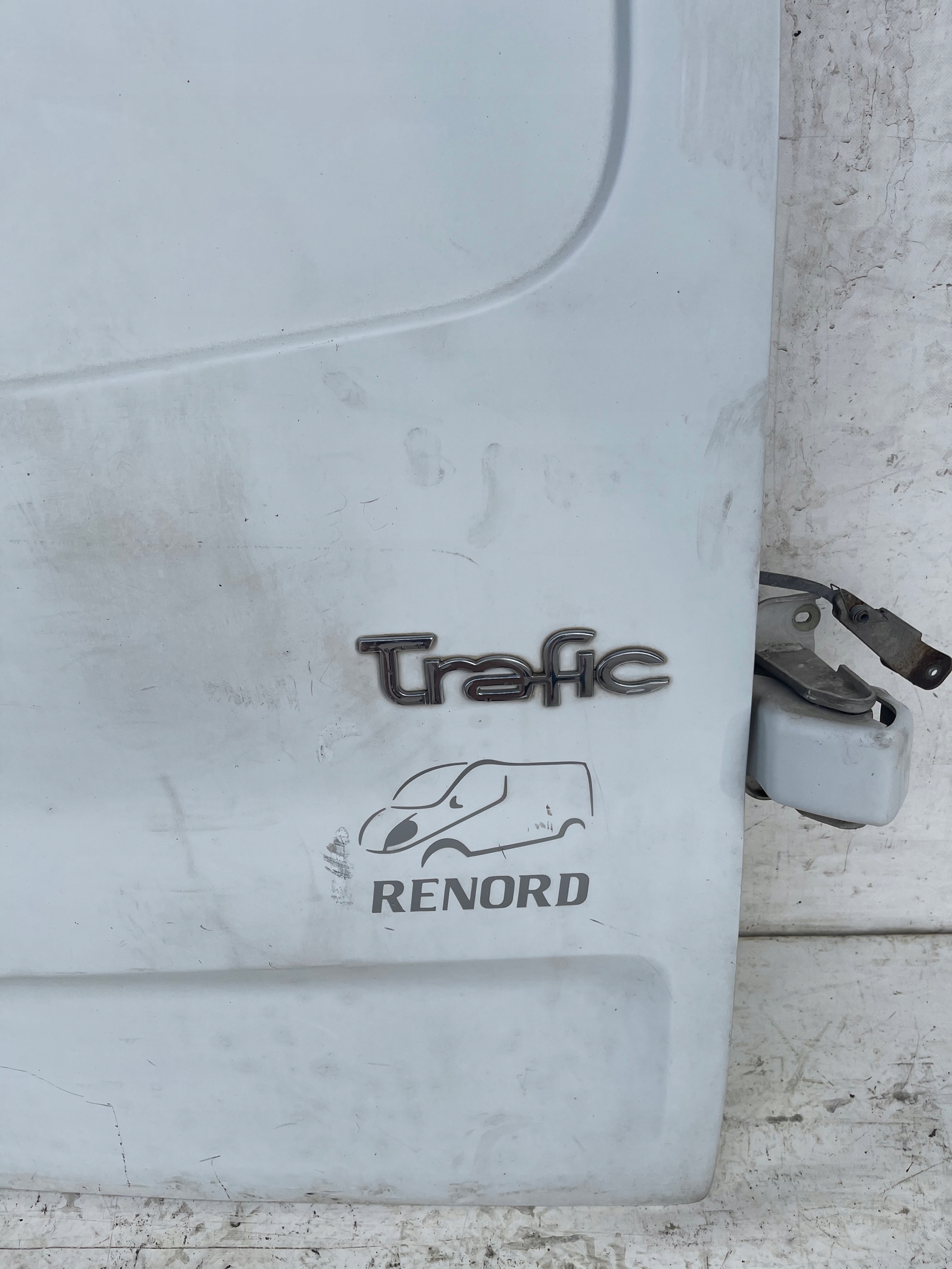 PRAVÉ ZADNÉ DVERE TRAFIC VIVARO 01-