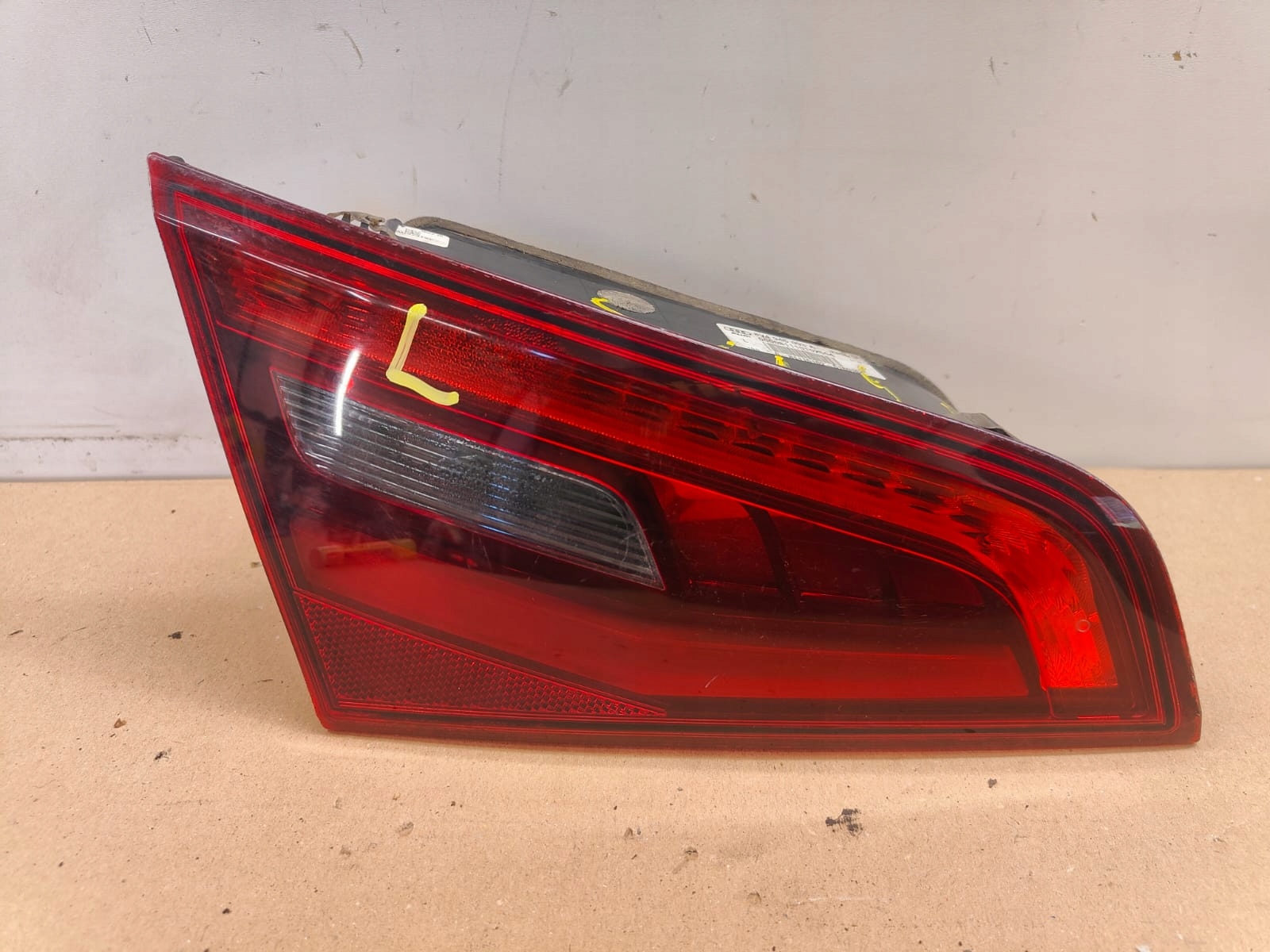 Audi a3 8v 8V4945093A LAVE ZADNE SVETLO LAVA V KAPOTE
