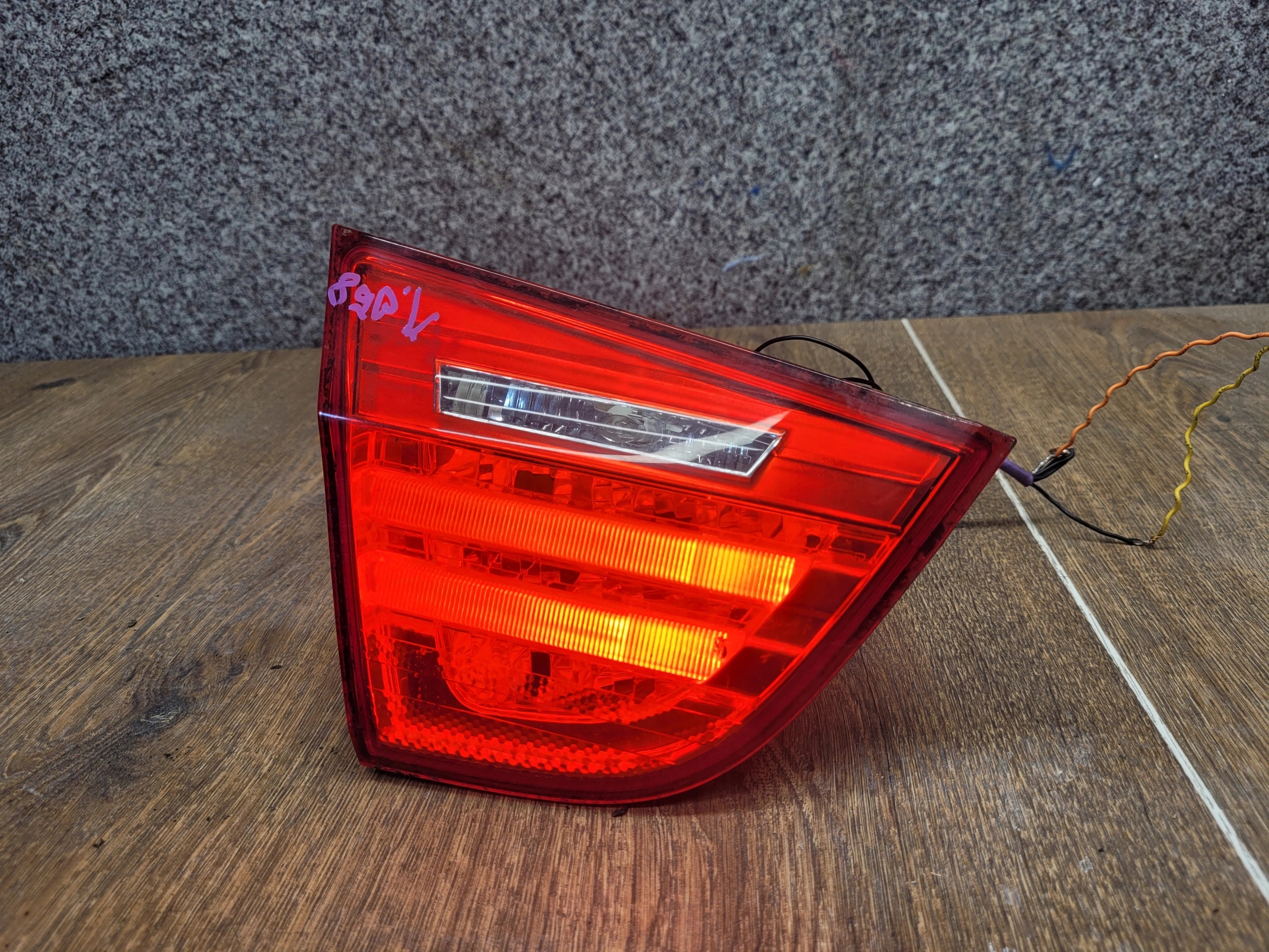 BMW 3 E90 LIFT ĽAVÉ ZADNÉ SVETLO V KAPOTE 7289427