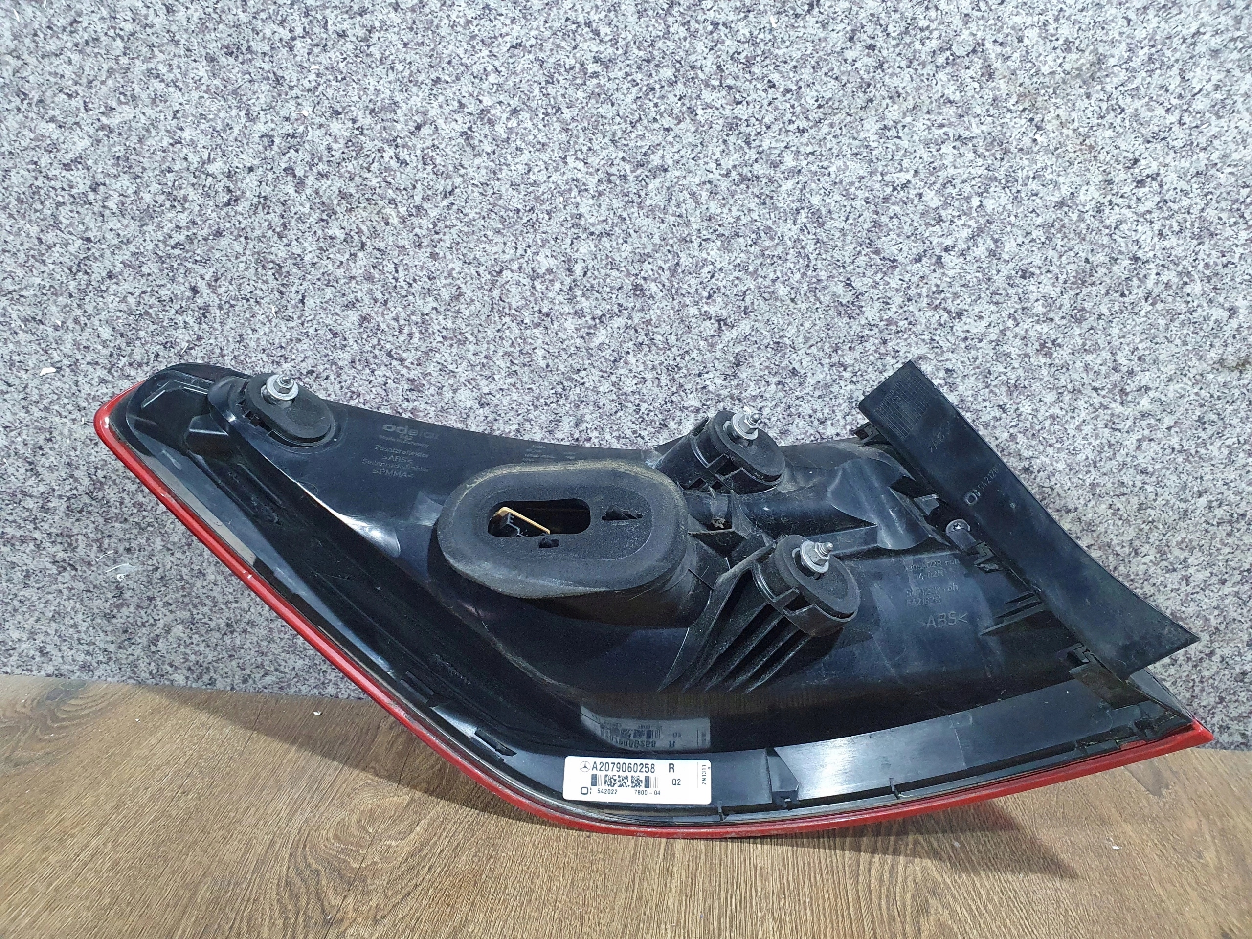 MERCEDES W207 PRAVE ZADNE SVETLO 2079060258