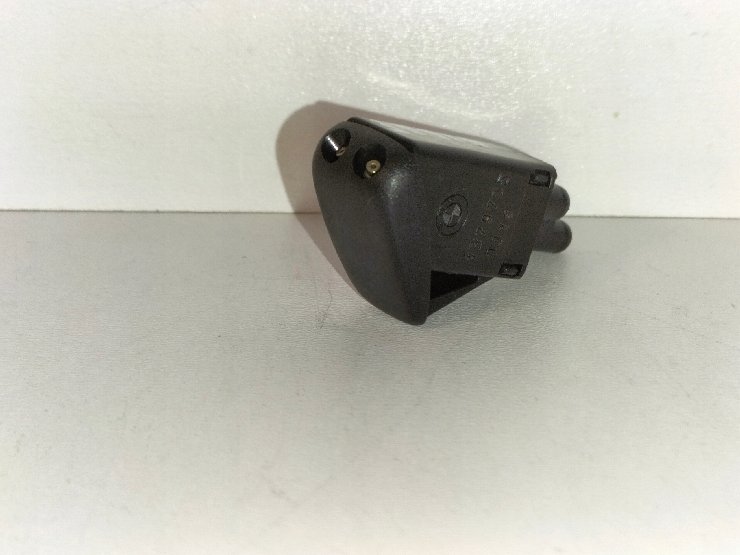 OSTREKOVAC TRYSKA CELNEHO SKLA BMW 3 ER36 91- BMW 5 E34 87- BMW 7 E32 06