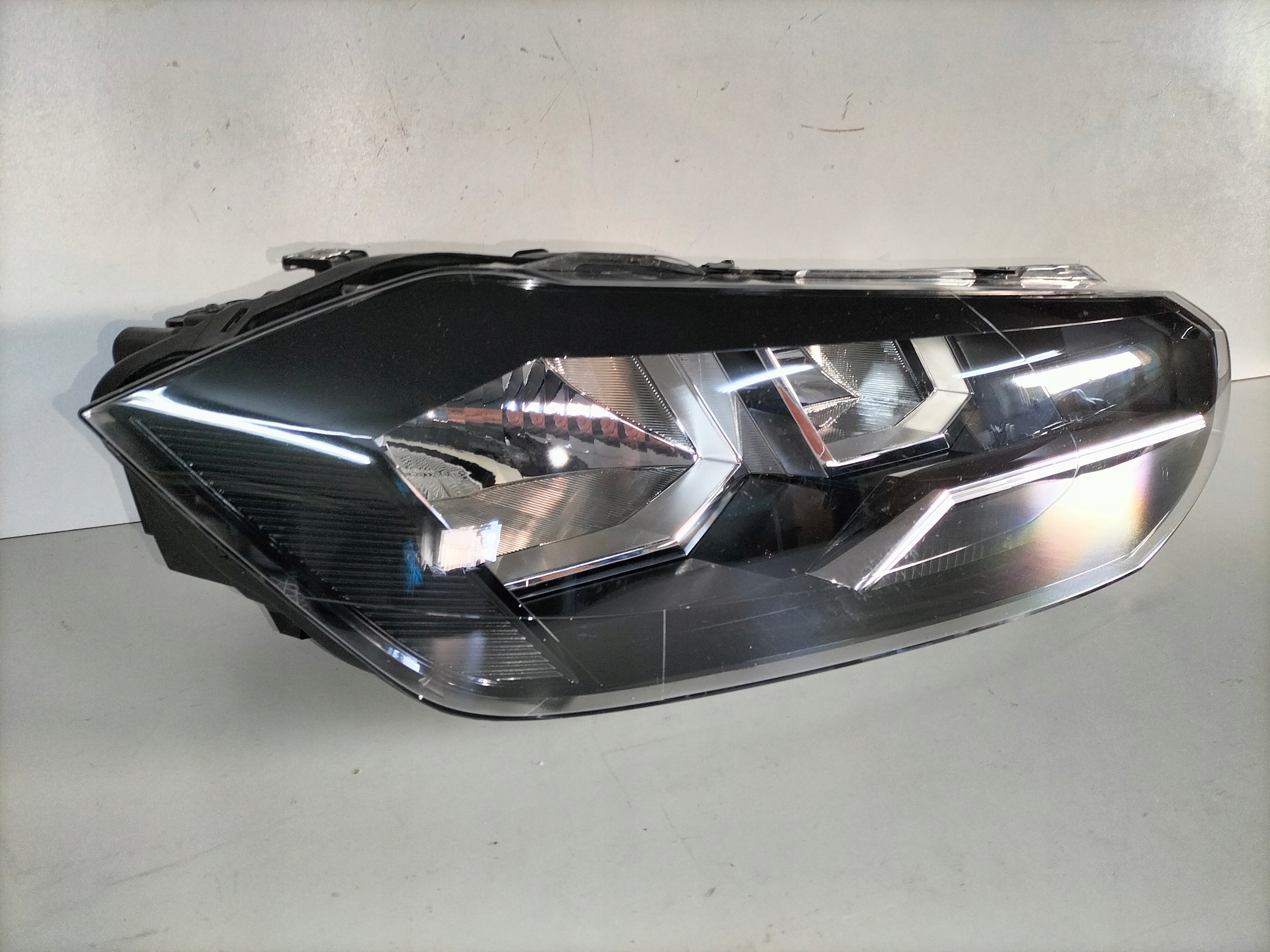 PRAVE PREDNE SVETLO VW POLO 2G0 17-