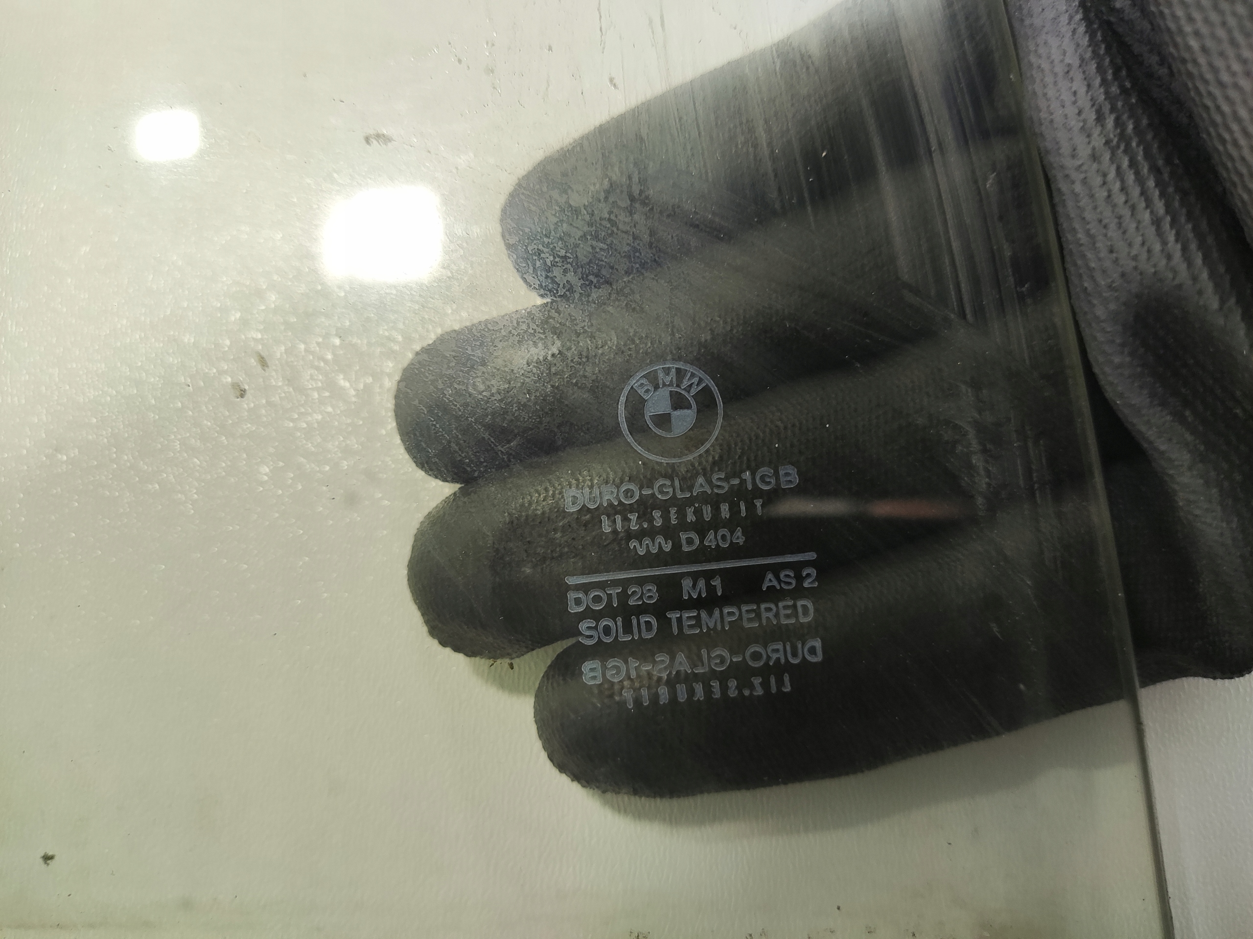 SKLO PRAVÝCH ZADNÝCH DVERÍ BMW 7 E23 1977-1986