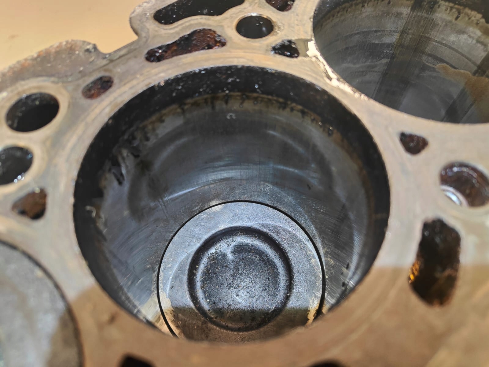 Audi 2.0tdi 03L023A cag BLOK MOTORA KĽUKA PIESTY  SPODOK MOTORA