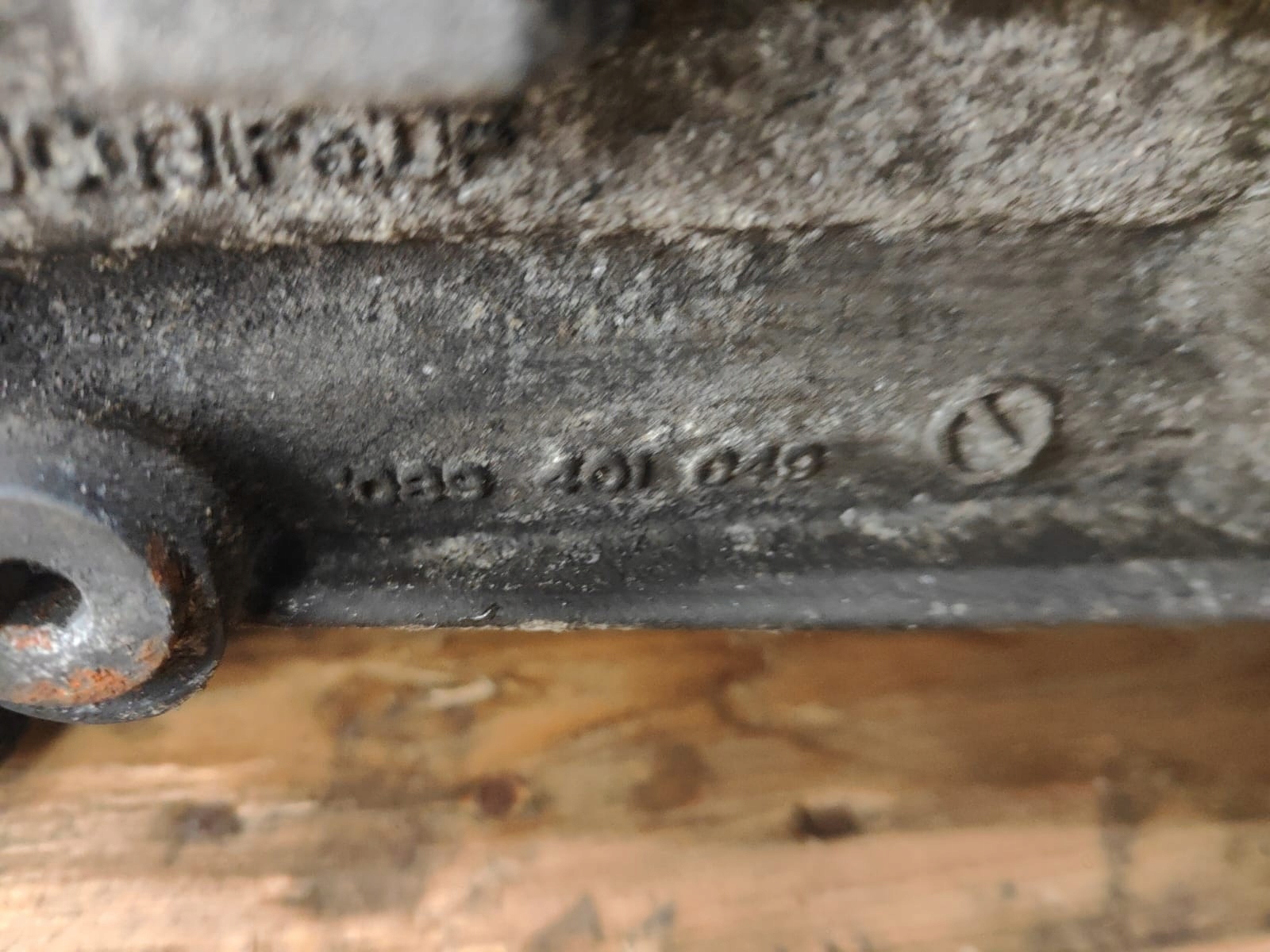 BMW 2.0 diesel oe 1089301077c PREVODOVKA POŠKODENÉ DRZIAK HORNÁ