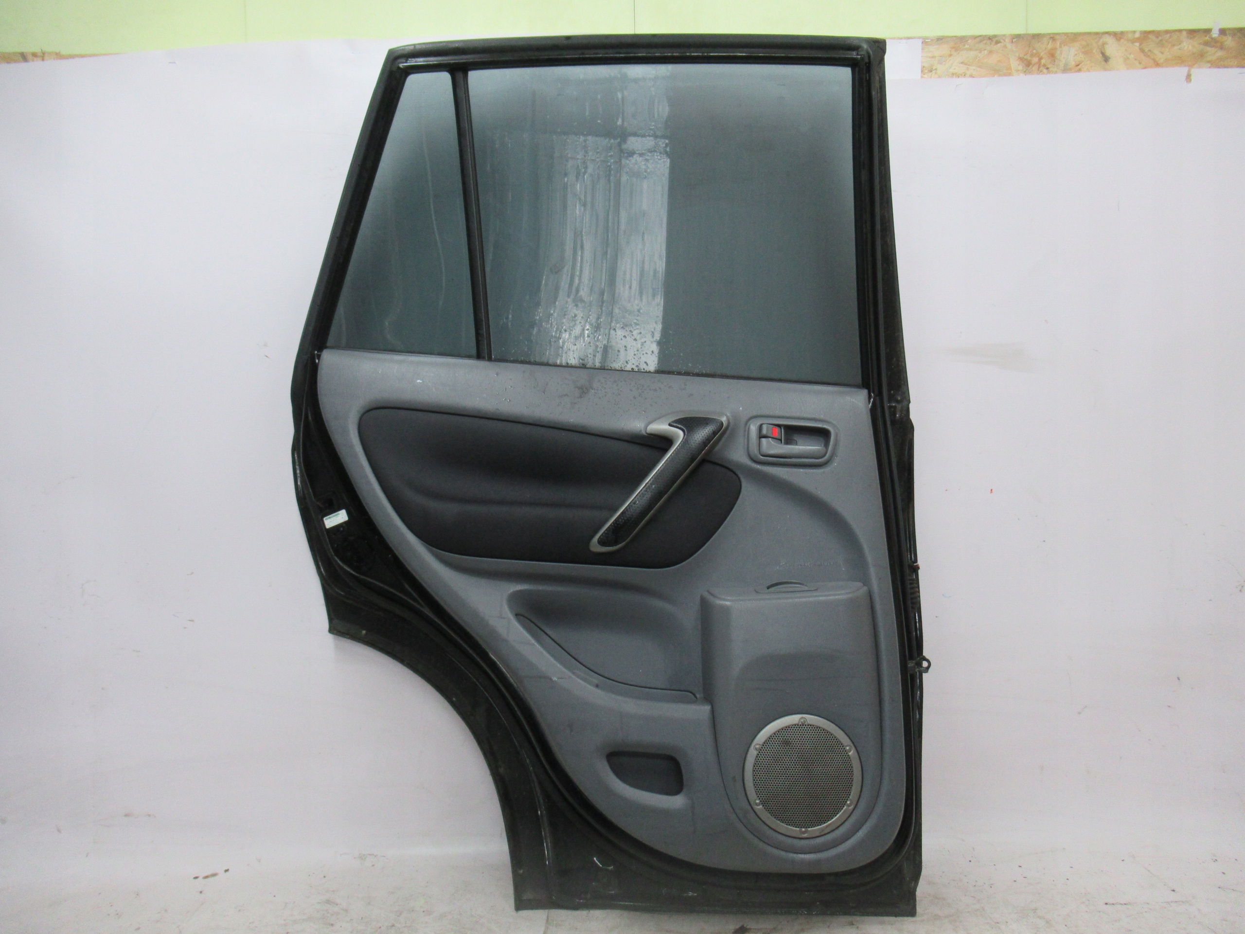 ĽAVÉ ZADNÉ DVERE TOYOTA RAV4 II 00-