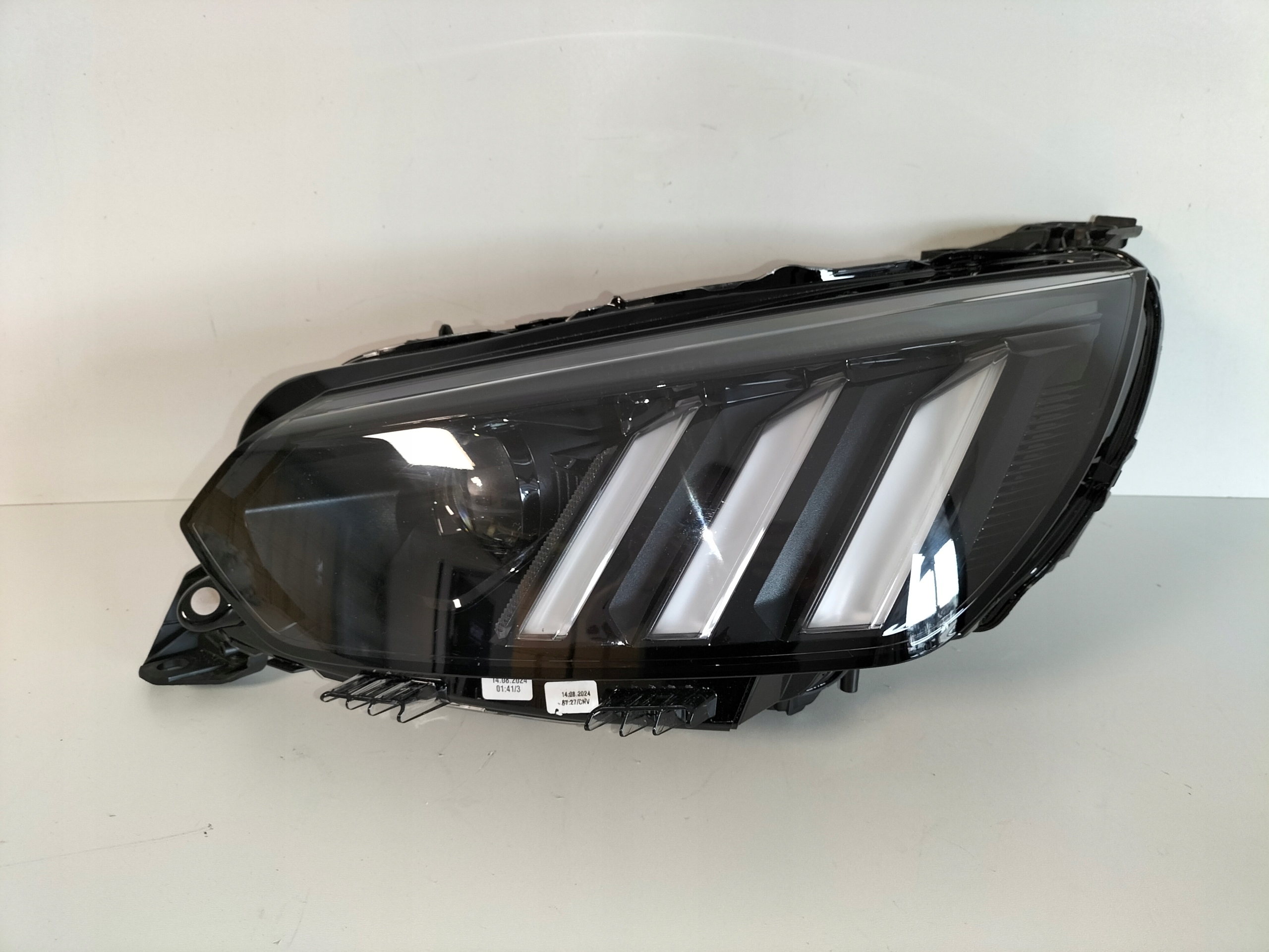 LAVE PREDNE SVETLO PEUGEOT 208 2008 II 19- FULL LED