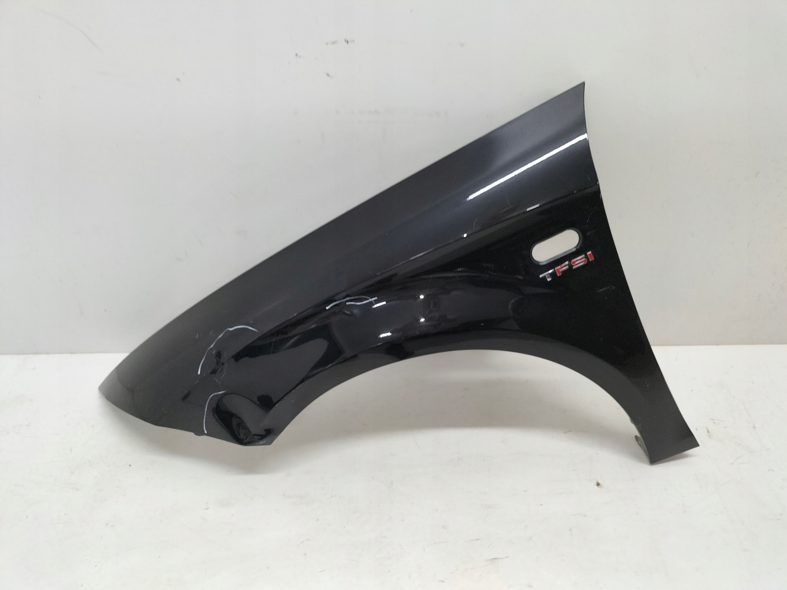 ĽAVÝ PREDNÝ BLATNÍK SEAT LEON II 1P0 05-12
