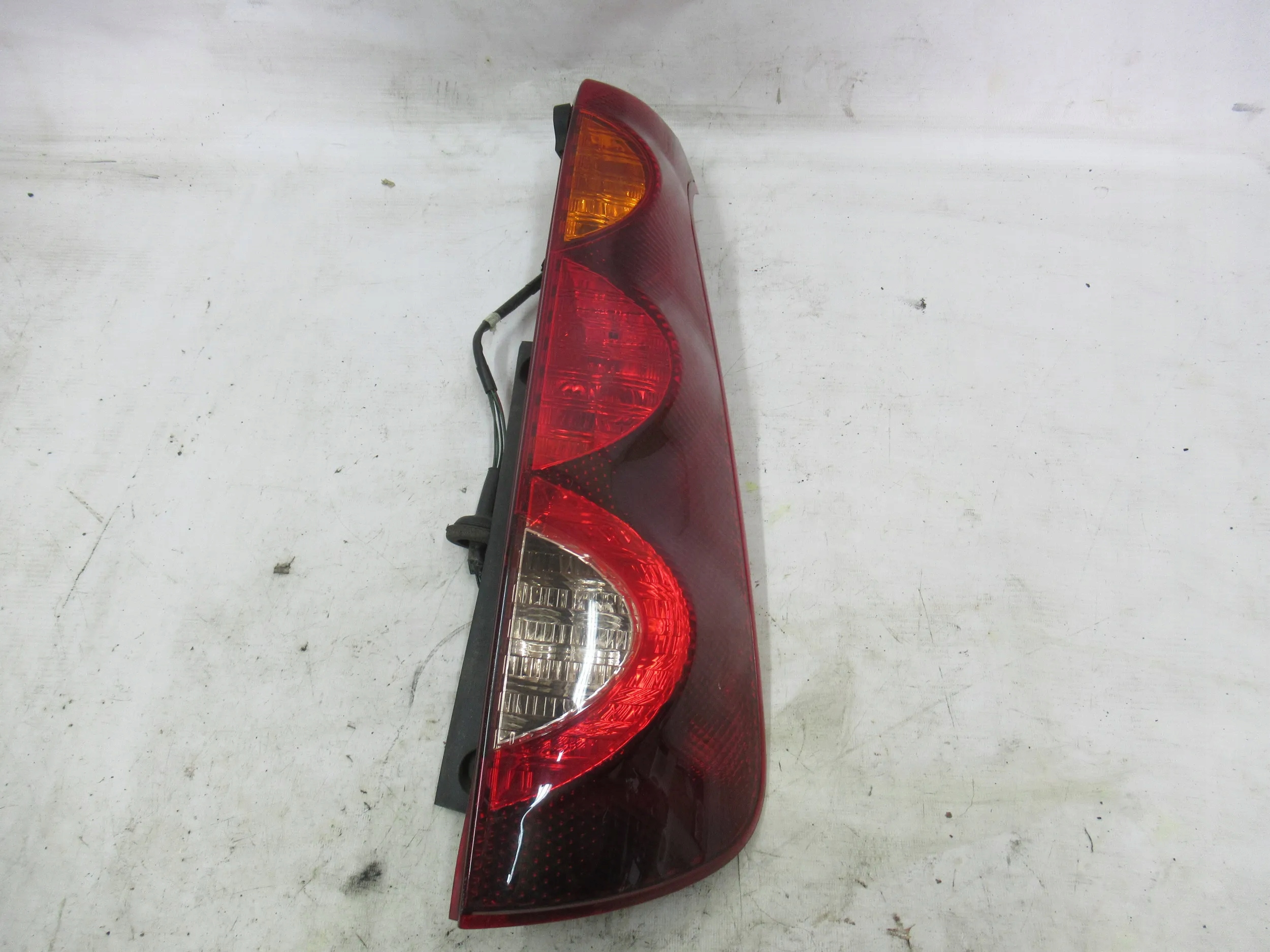 PRAVE ZADNE SVETLO NISSAN NOTE LIFT 09-