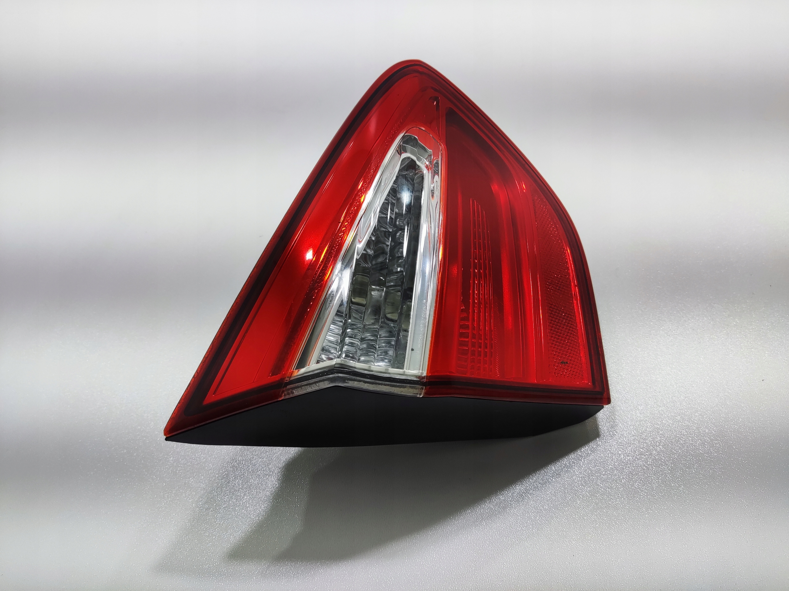 LAVE ZADNE SVETLO V KAPOTE KIA RIO III 92403-1W2 2011-2017