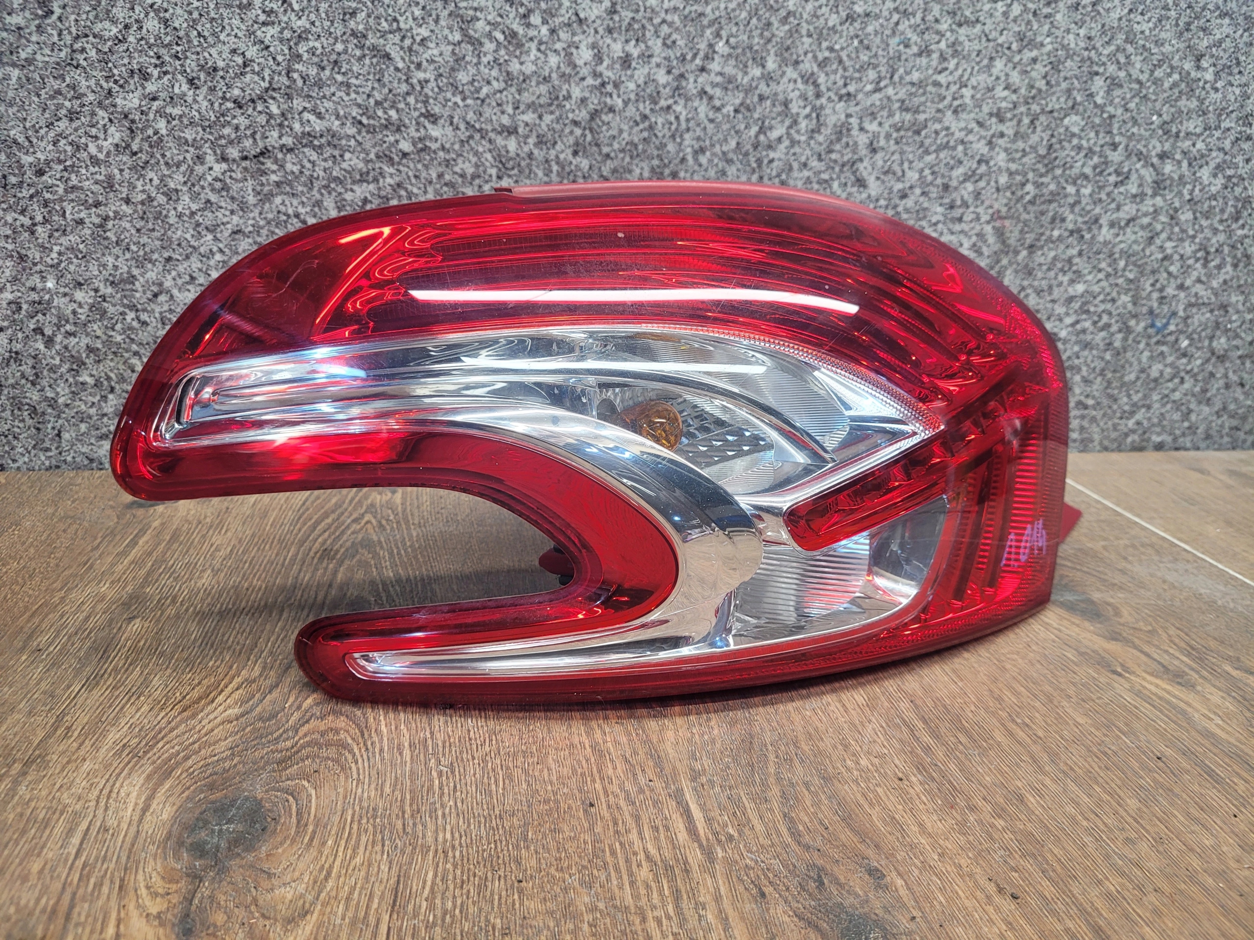 PEUGEOT 208 9672628280 PRAVE ZADNE SVETLO