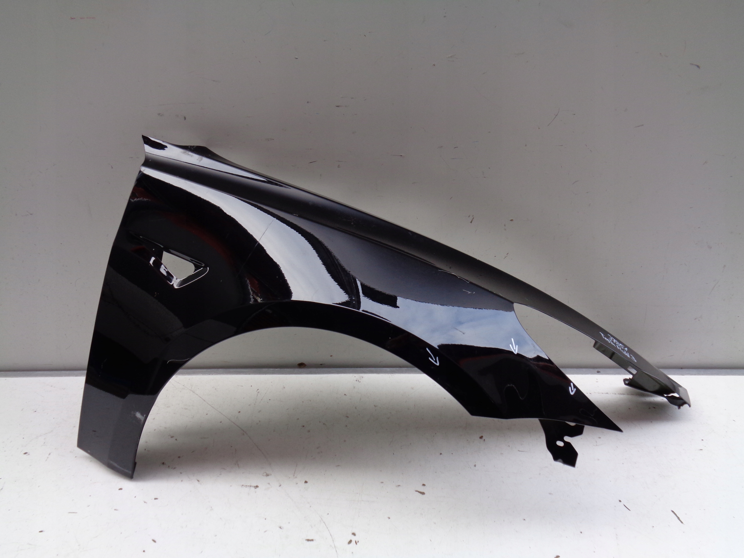 PRAVÝ PREDNÝ BLATNÍK TESLA MODEL 3 NR 37851