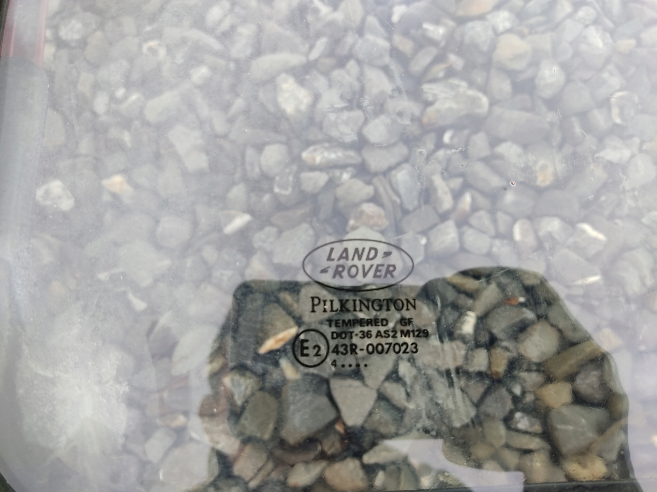 PRAVÉ ZADNÉ SKLO RÁM DEFENDER 1999-2014