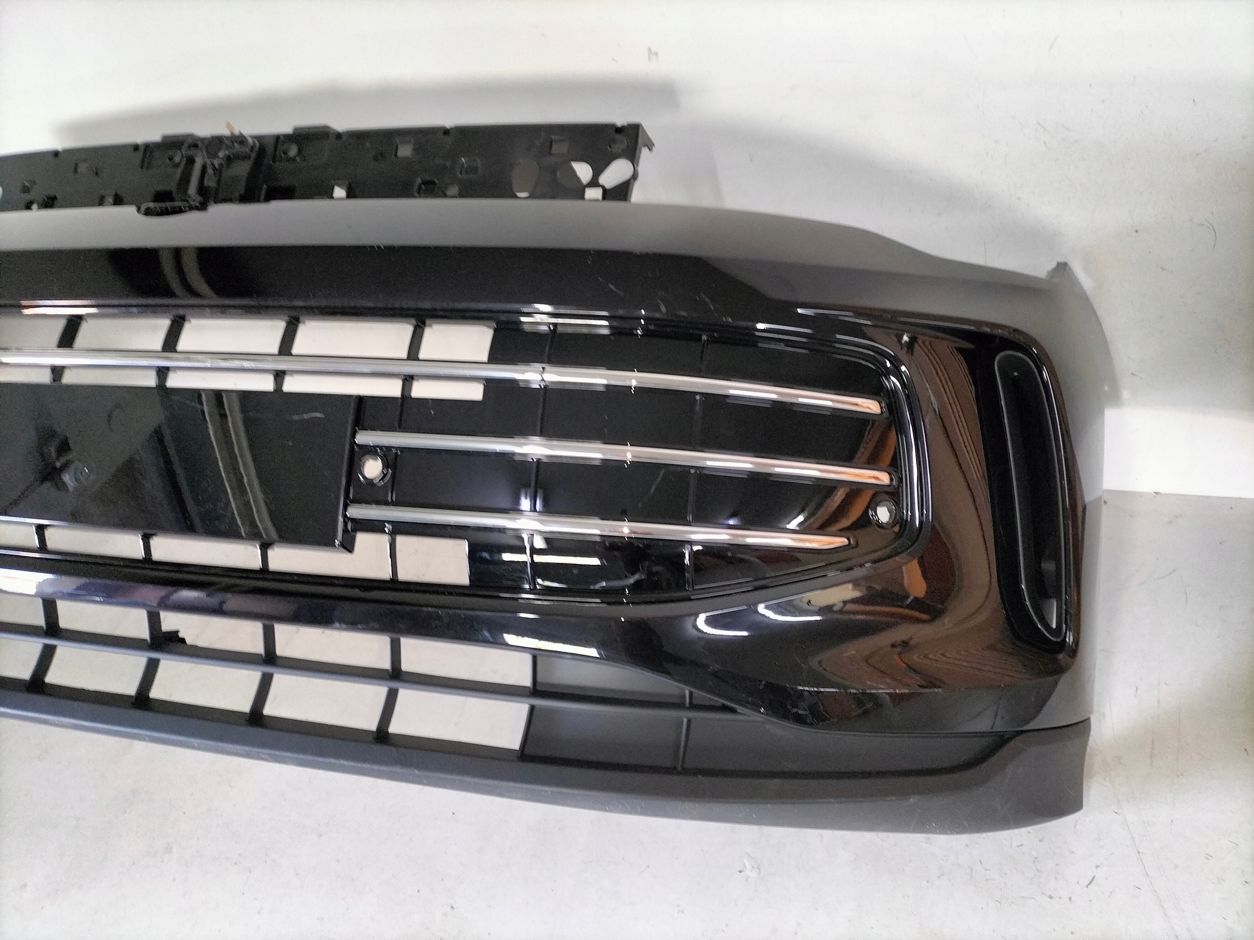 PREDNÝ NÁRAZNÍK VW TIGUAN III 571 24-