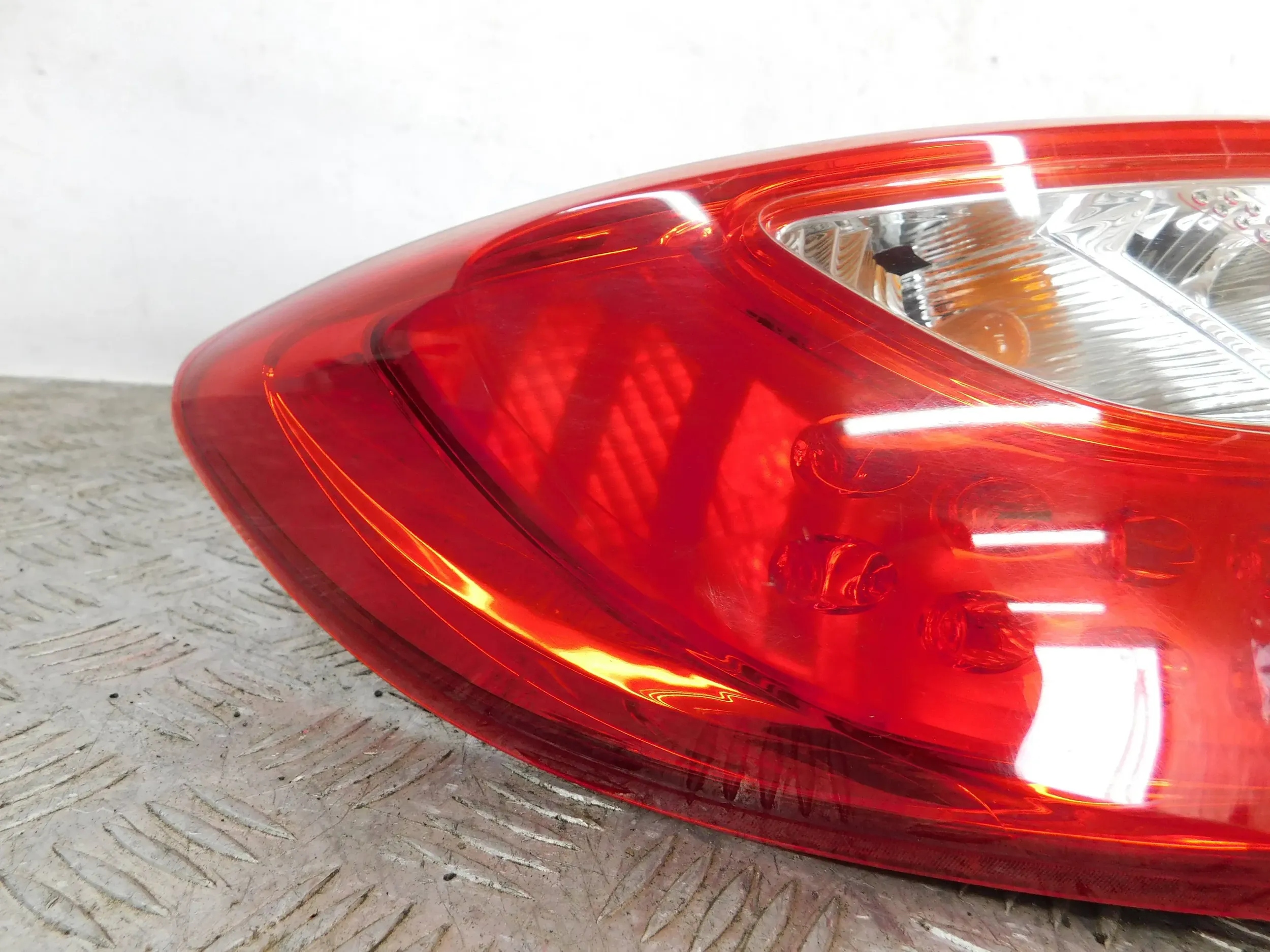LAVE ZADNE SVETLO MAZDA 2 DE 07-