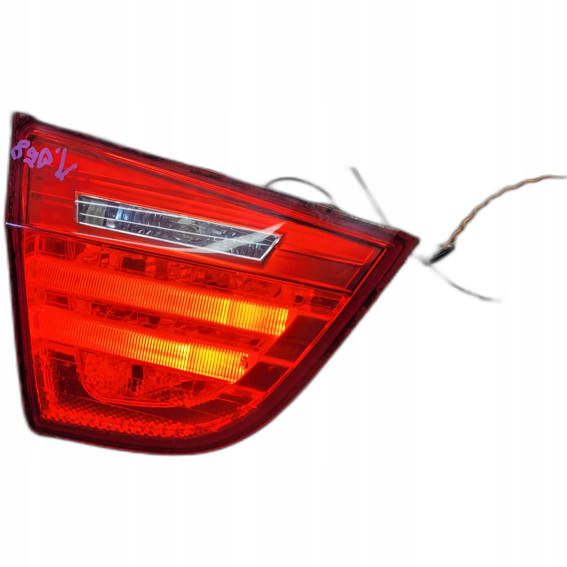 BMW 3 E90 LIFT ĽAVÉ ZADNÉ SVETLO V KAPOTE 7289427