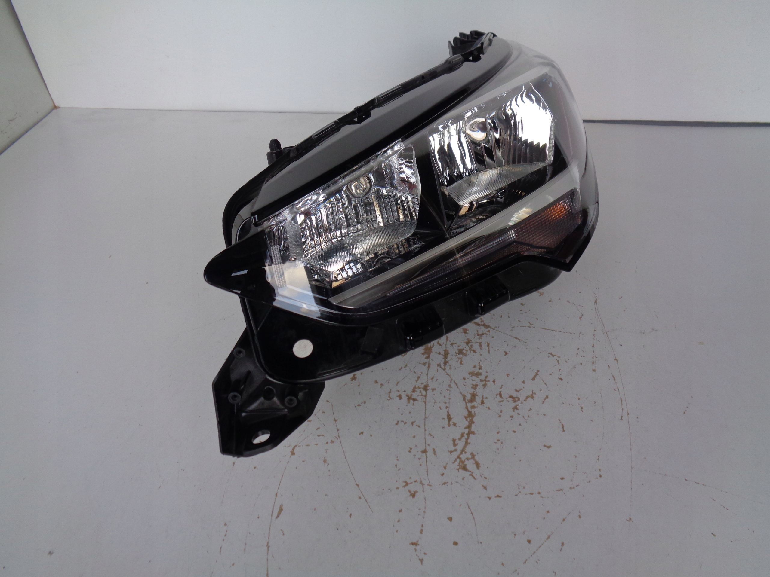 LAVE PREDNE SVETLO OPEL CORSA F 19-