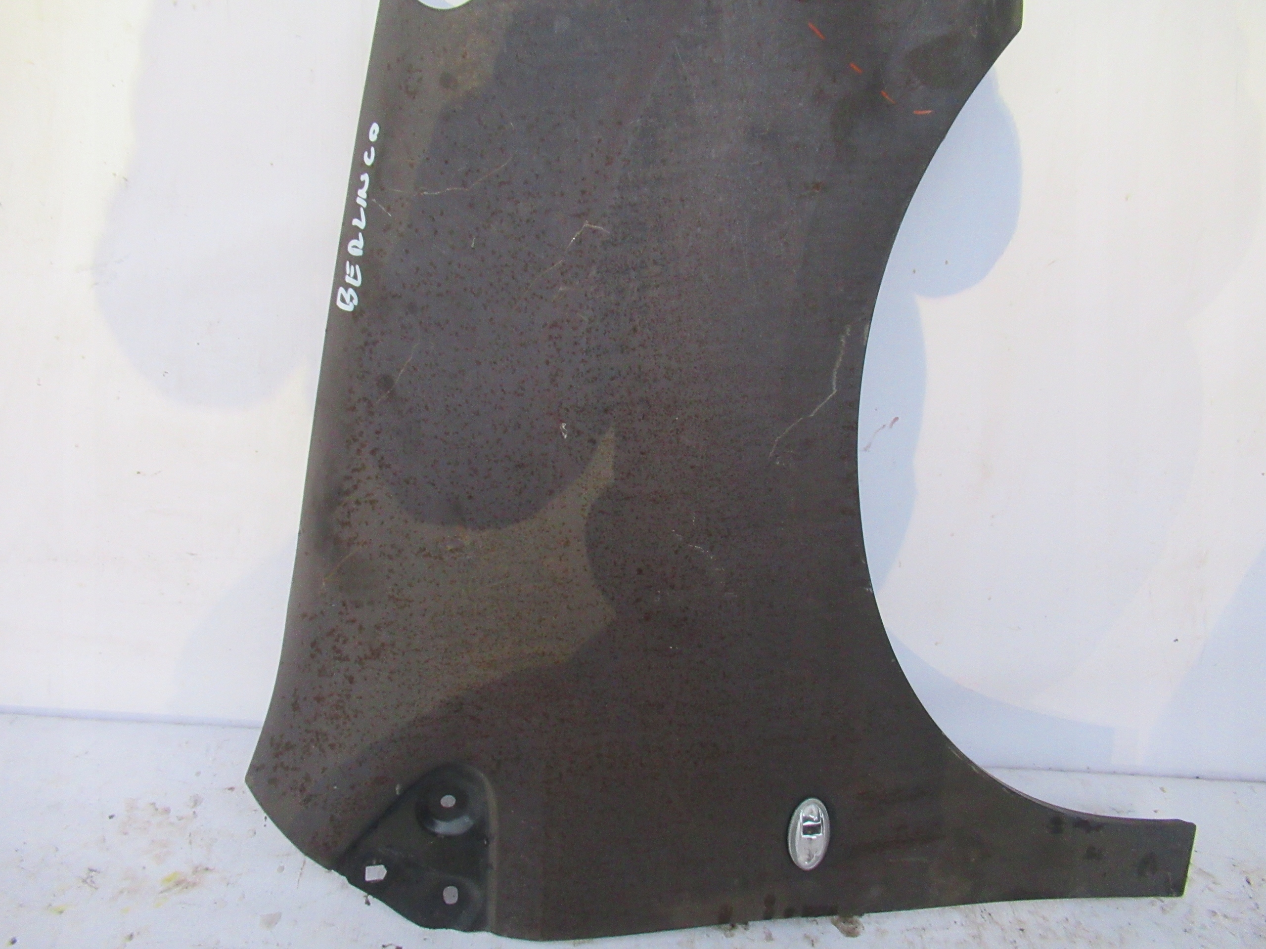 PRAVÝ PREDNÝ BLATNÍK BERLINGO PARTNER 08-