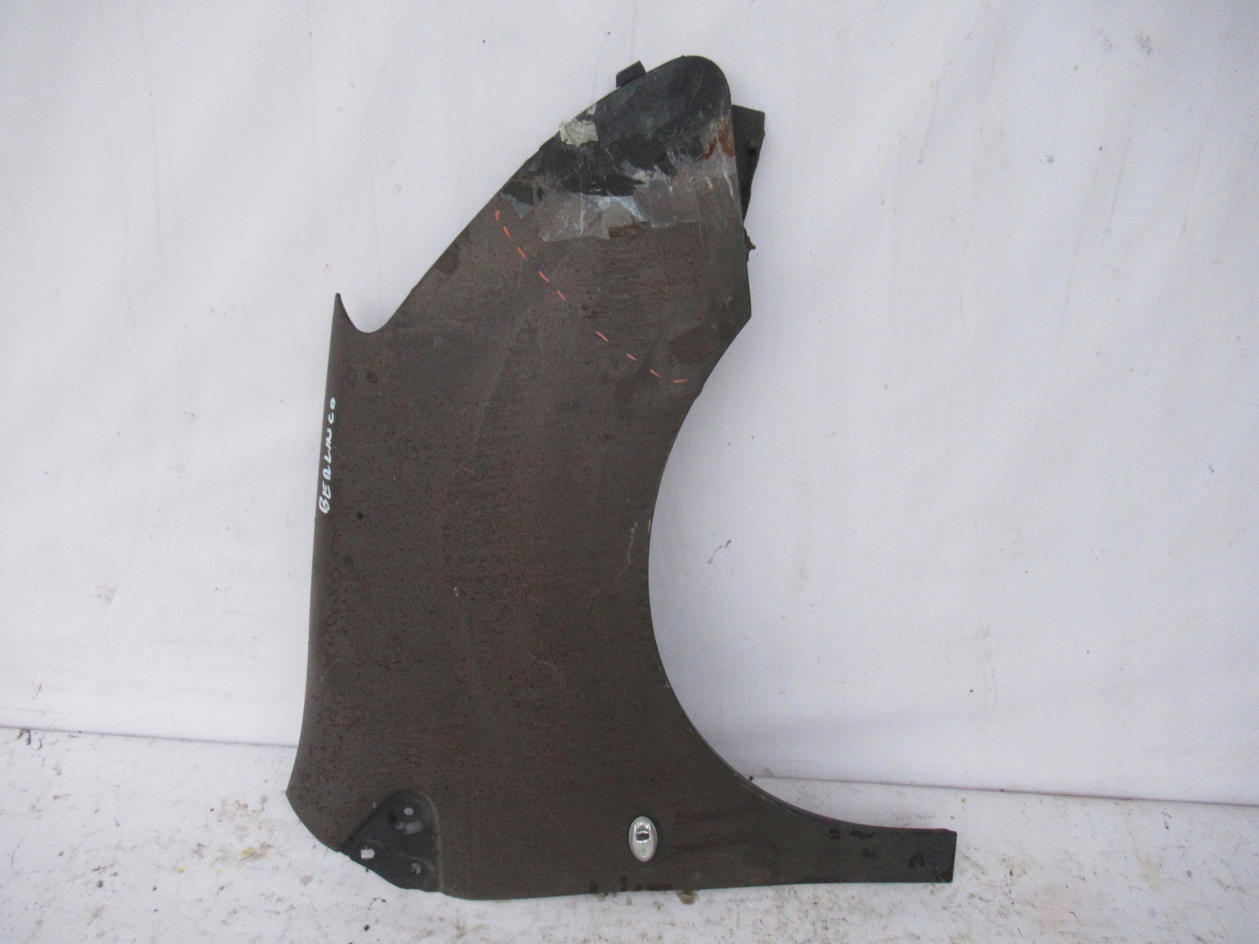 PRAVÝ PREDNÝ BLATNÍK BERLINGO PARTNER 08-