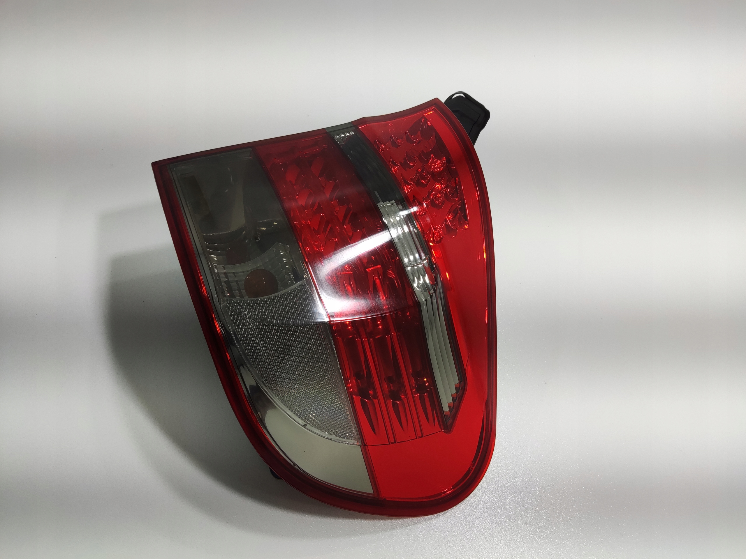 PRAVE ZADNE SVETLO BMW X5 E70 EAGLE EYES BM124-BEDE4 2006-2009