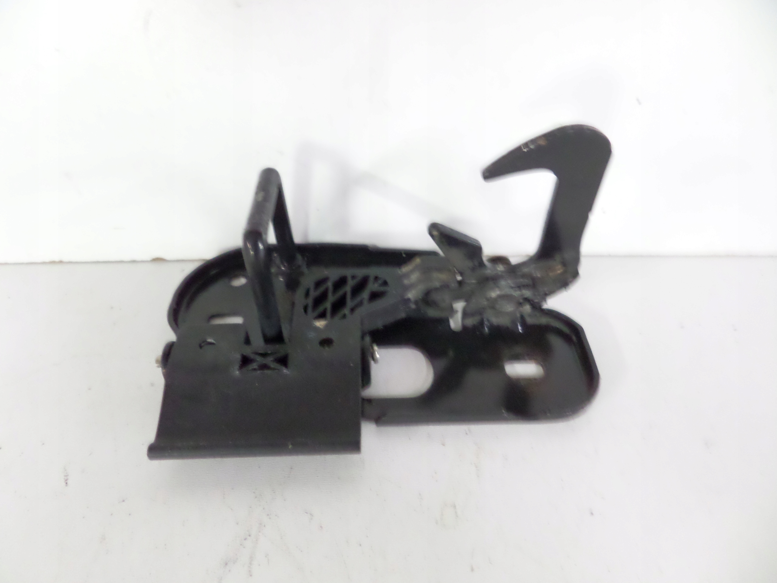 ZAMOK PREDNEJ KAPOTY VW PASSAT B6 3C0 05-