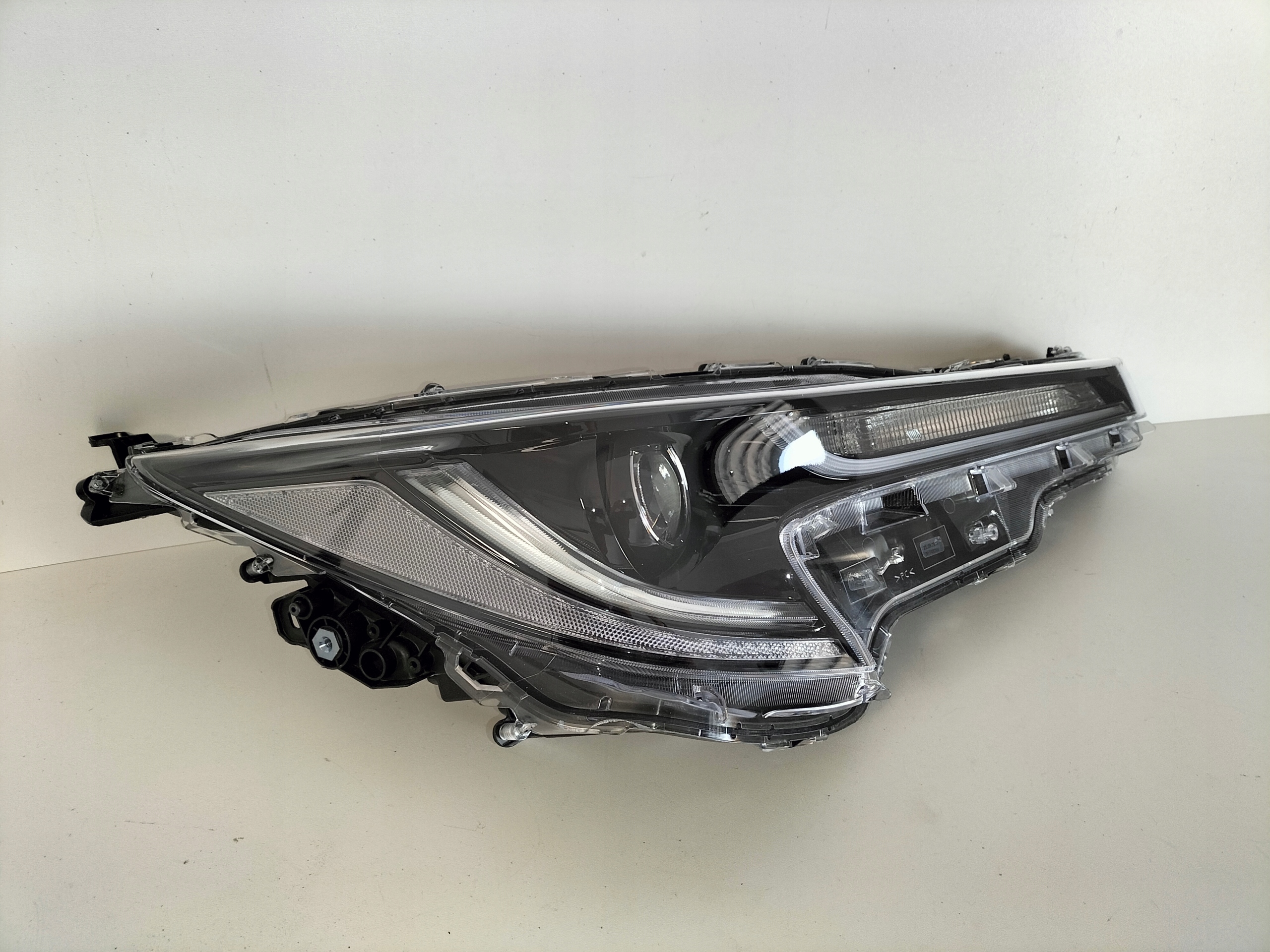 PRAVE PREDNE SVETLO TOYOTA COROLLA E21 18-22 HB/KOMBI FULL LED