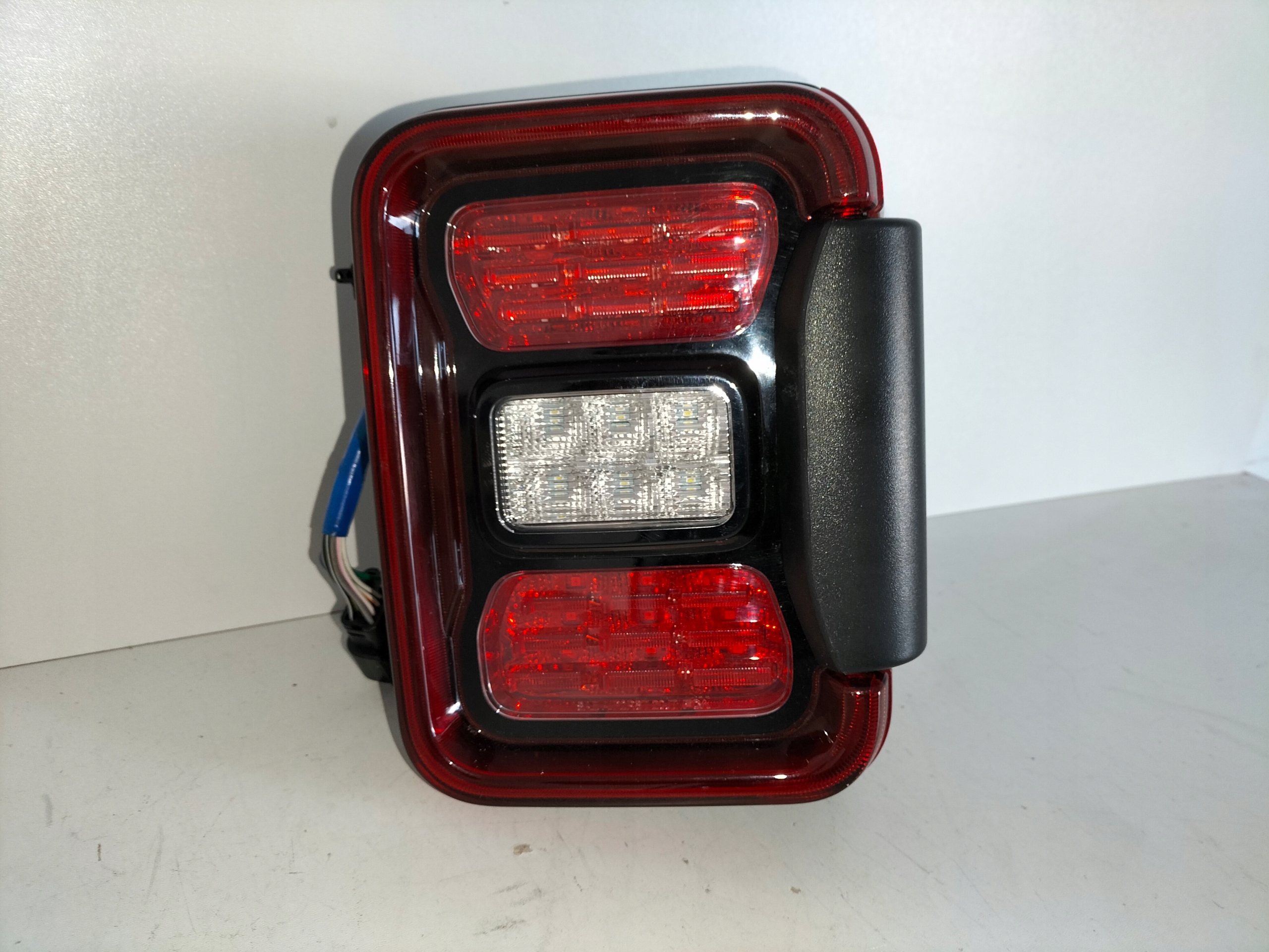 PRAVE ZADNE SVETLO JEEP GLADIATOR JT 19- LED