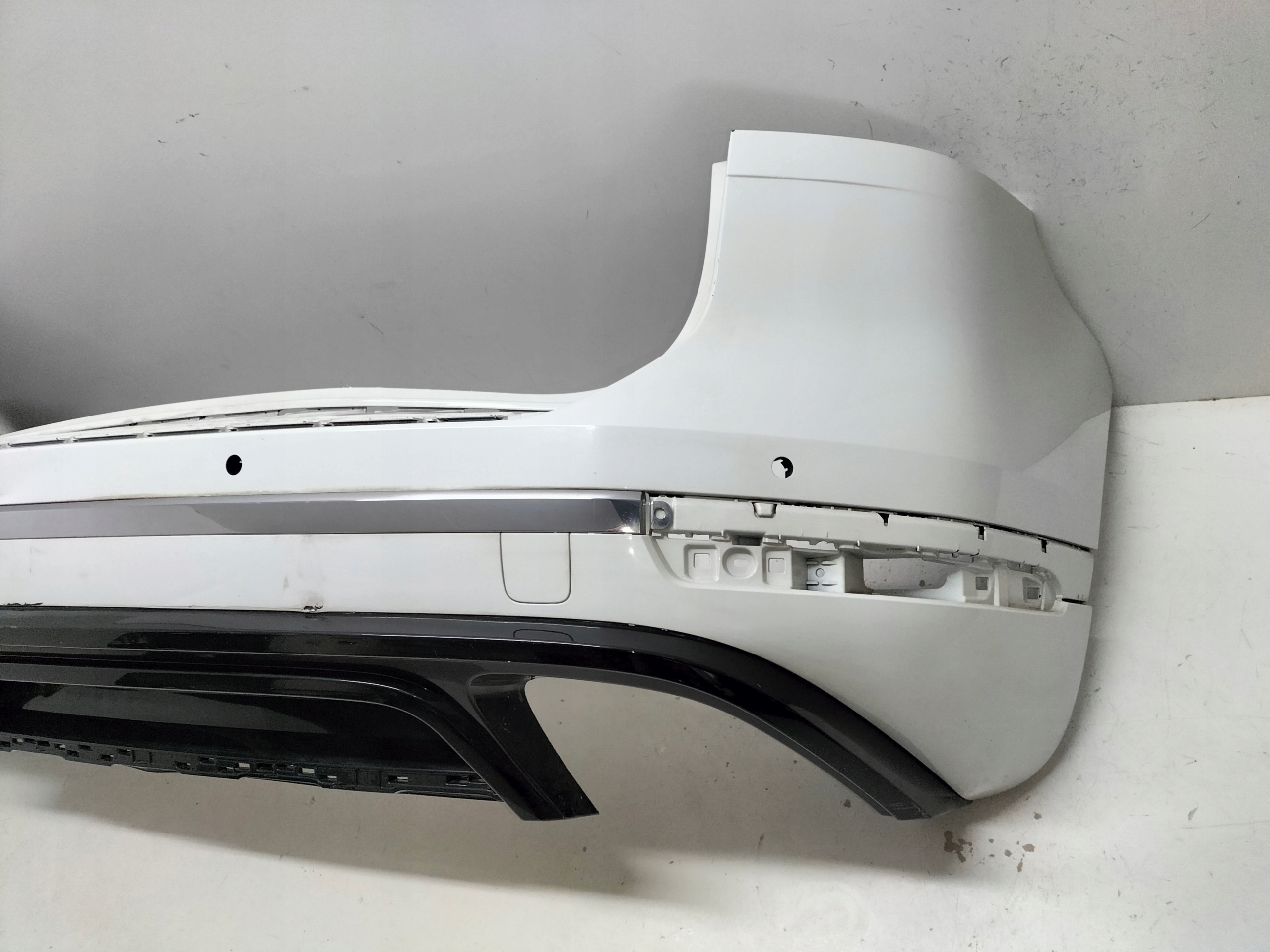 ZADNÝ NÁRAZNÍK VW TOUAREG 7P LIFT 14-18 R-LINE