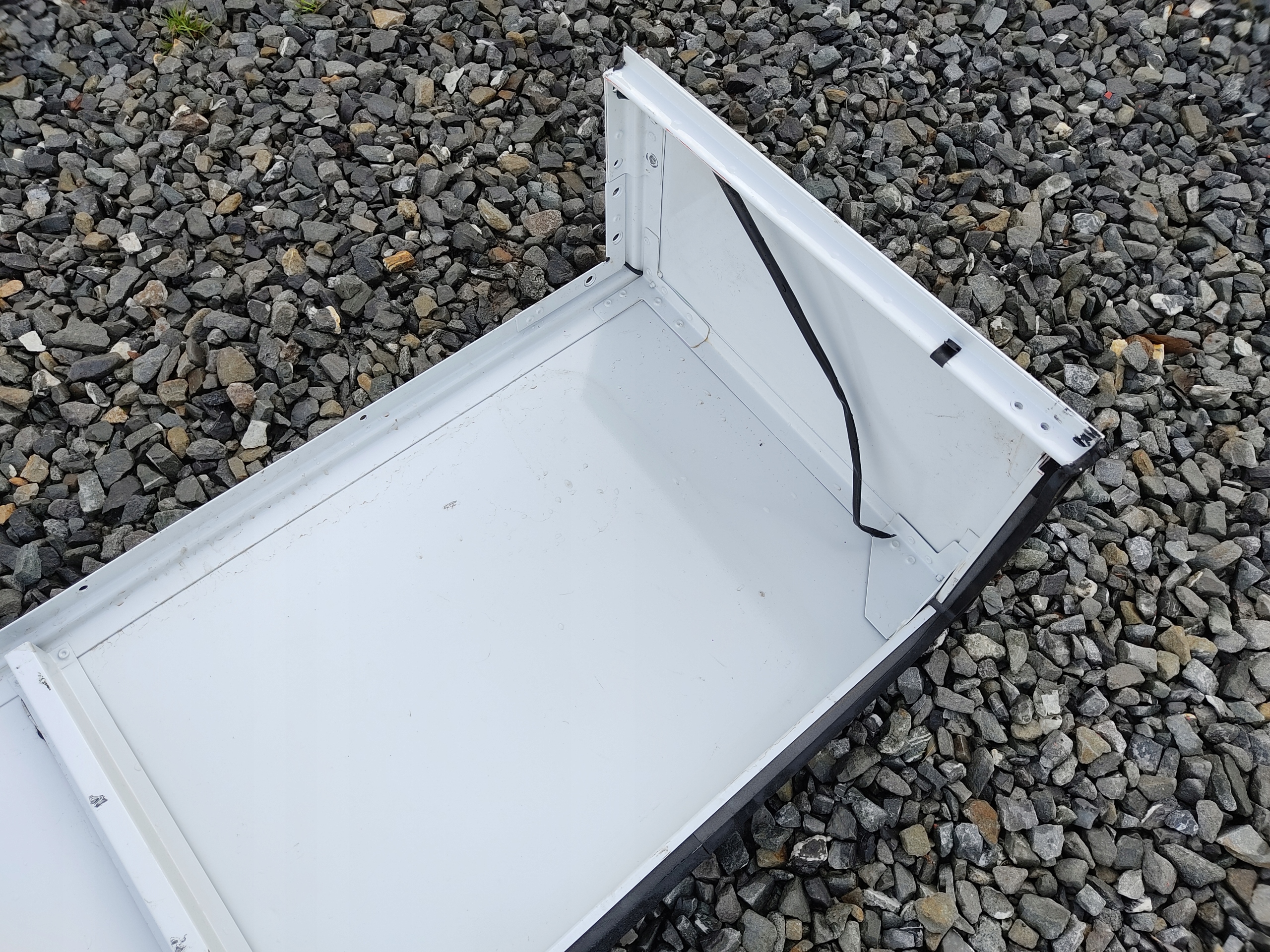 PRAVÉ ZADNÉ SKLO RÁM DEFENDER 1999-2014