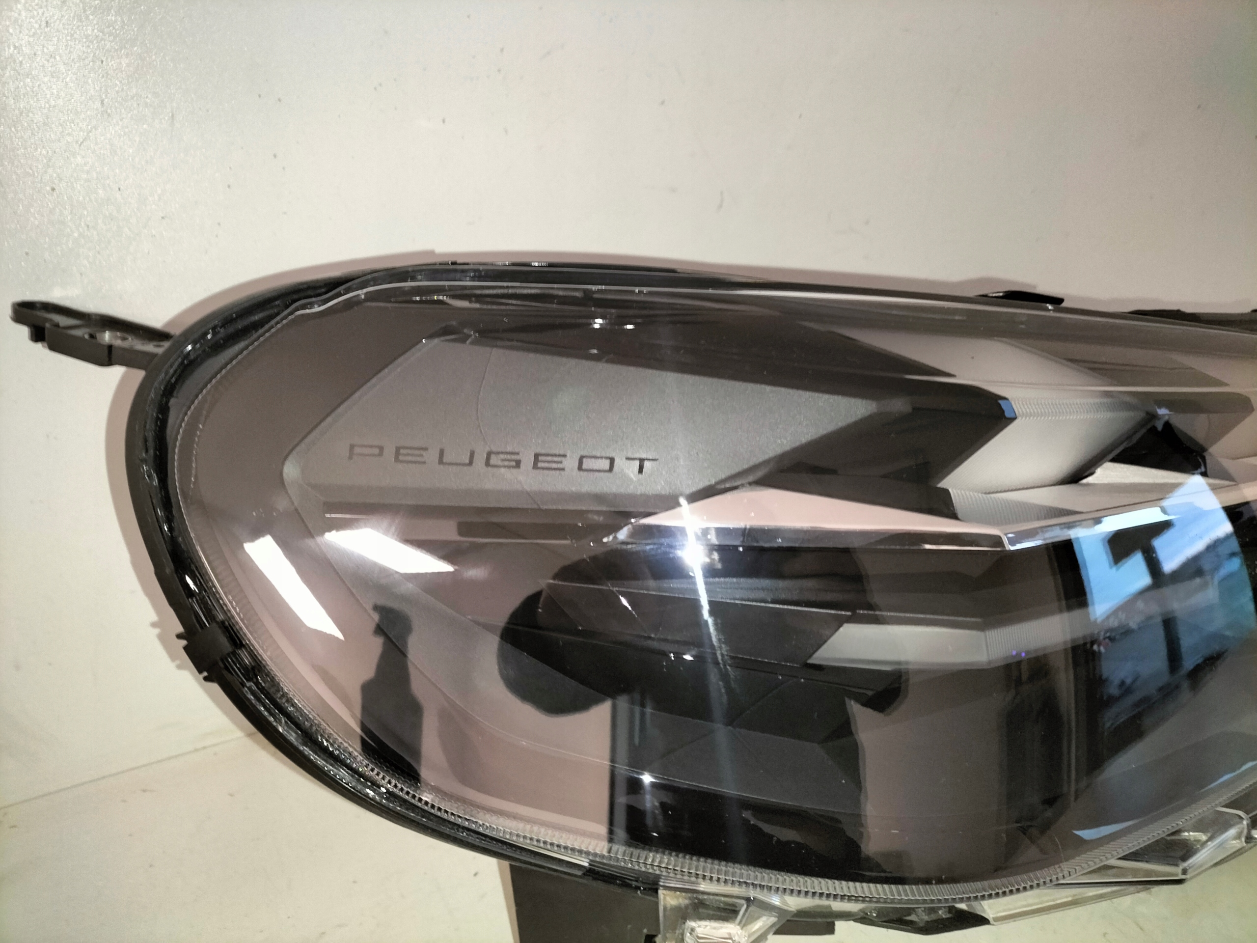 PRAVE PREDNE SVETLO PEUGEOT EXPERT IV TRAVELLER 24- FULL LED