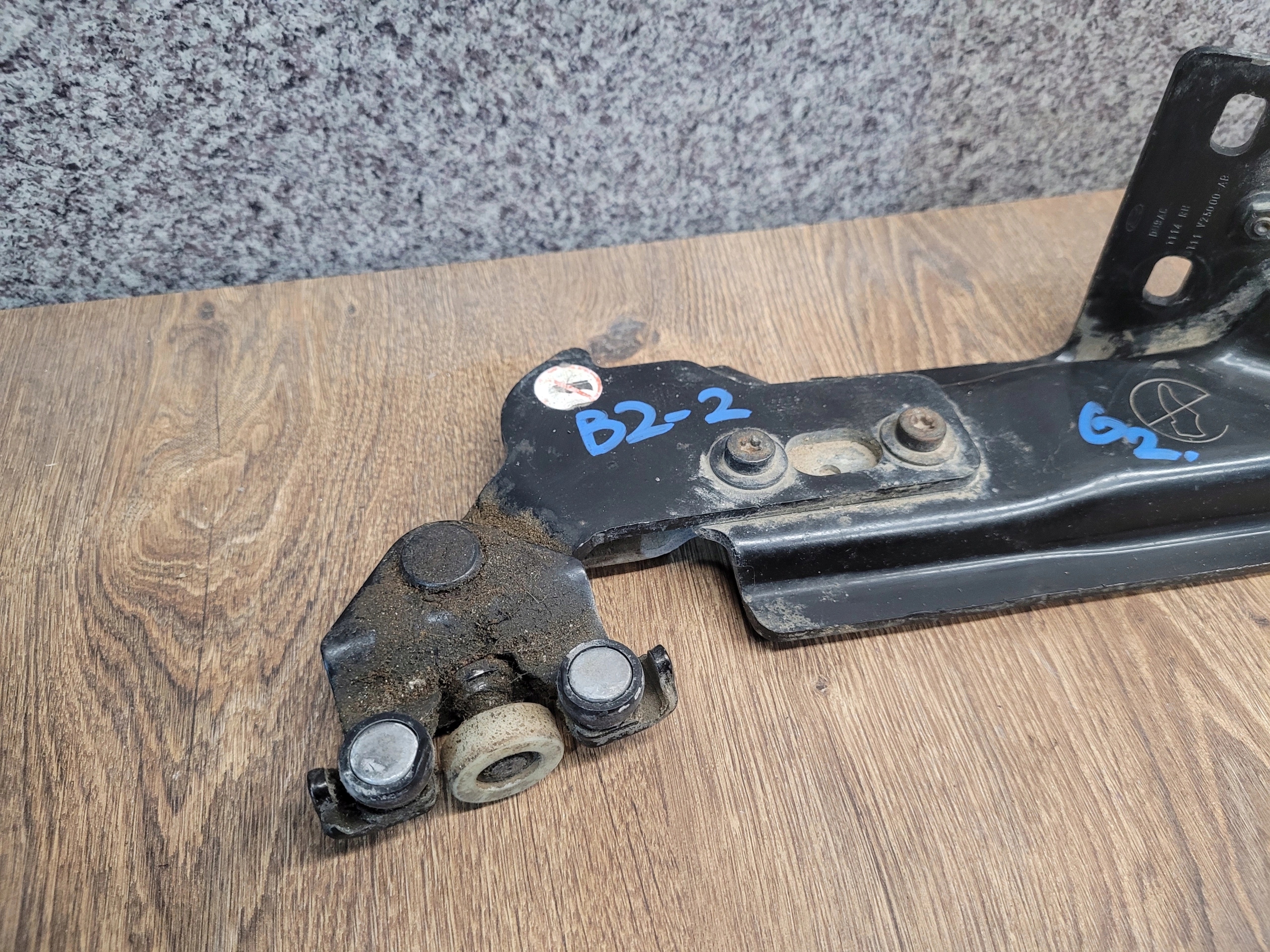 FORD TOURNEO CONNECT MK2 VODIACA LIŠTA PRAVÝCH POSUVNÝCH DVERÍ DT11-V25000-AB