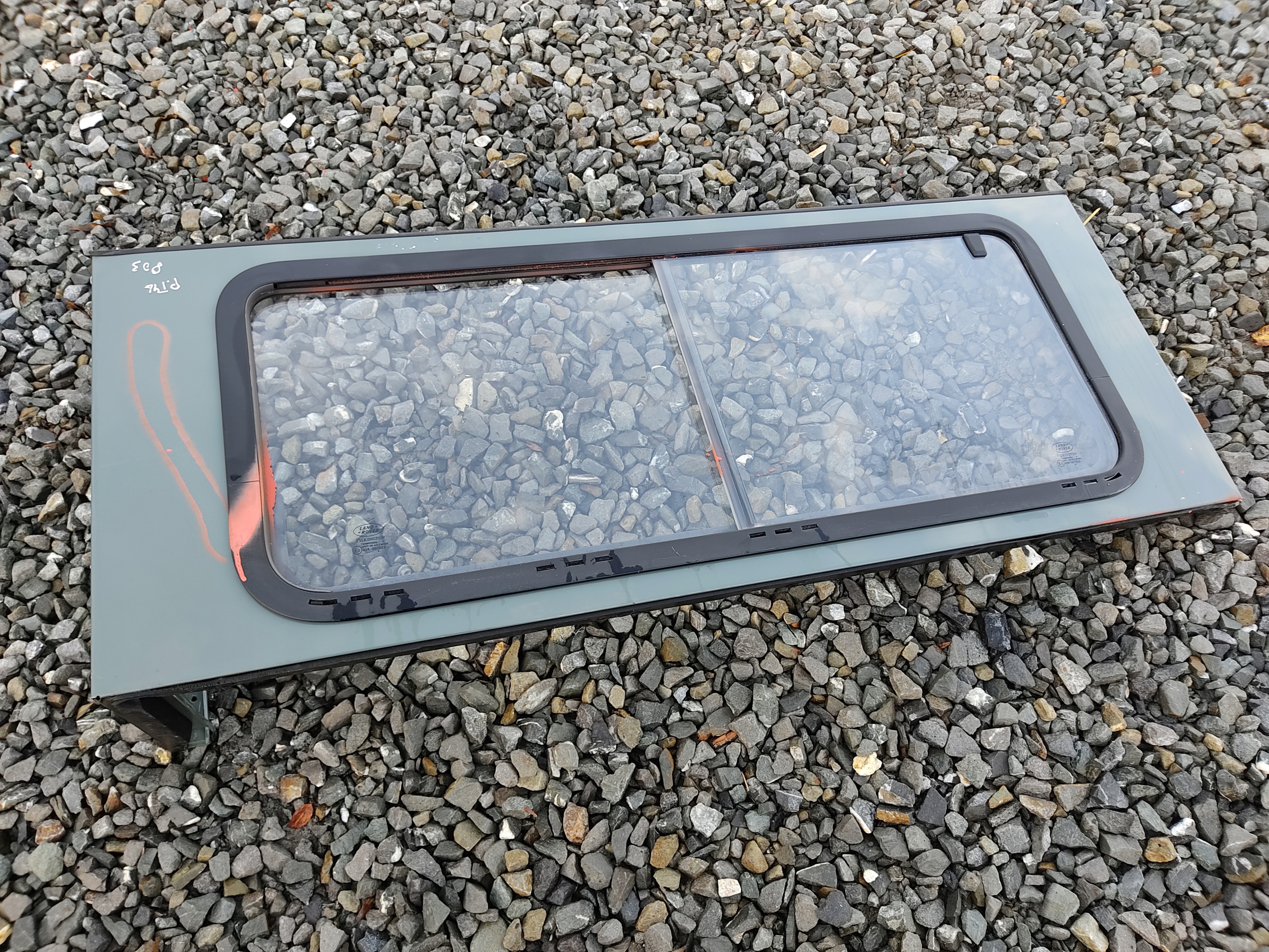 PRAVÉ ZADNÉ SKLO RÁM DEFENDER 1999-2014
