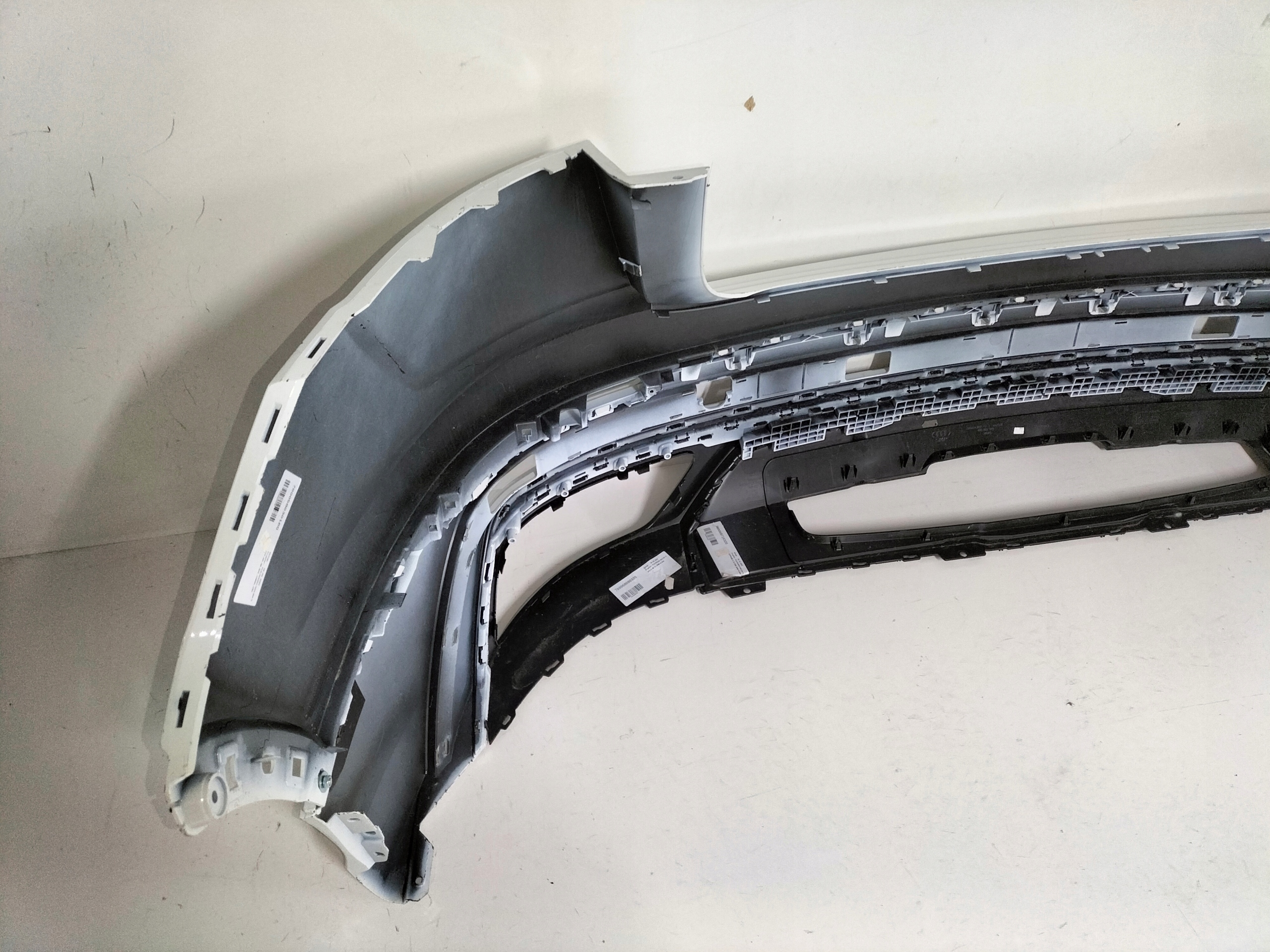 ZADNÝ NÁRAZNÍK AUDI Q8 SQ8 4M8 18- S-LINE