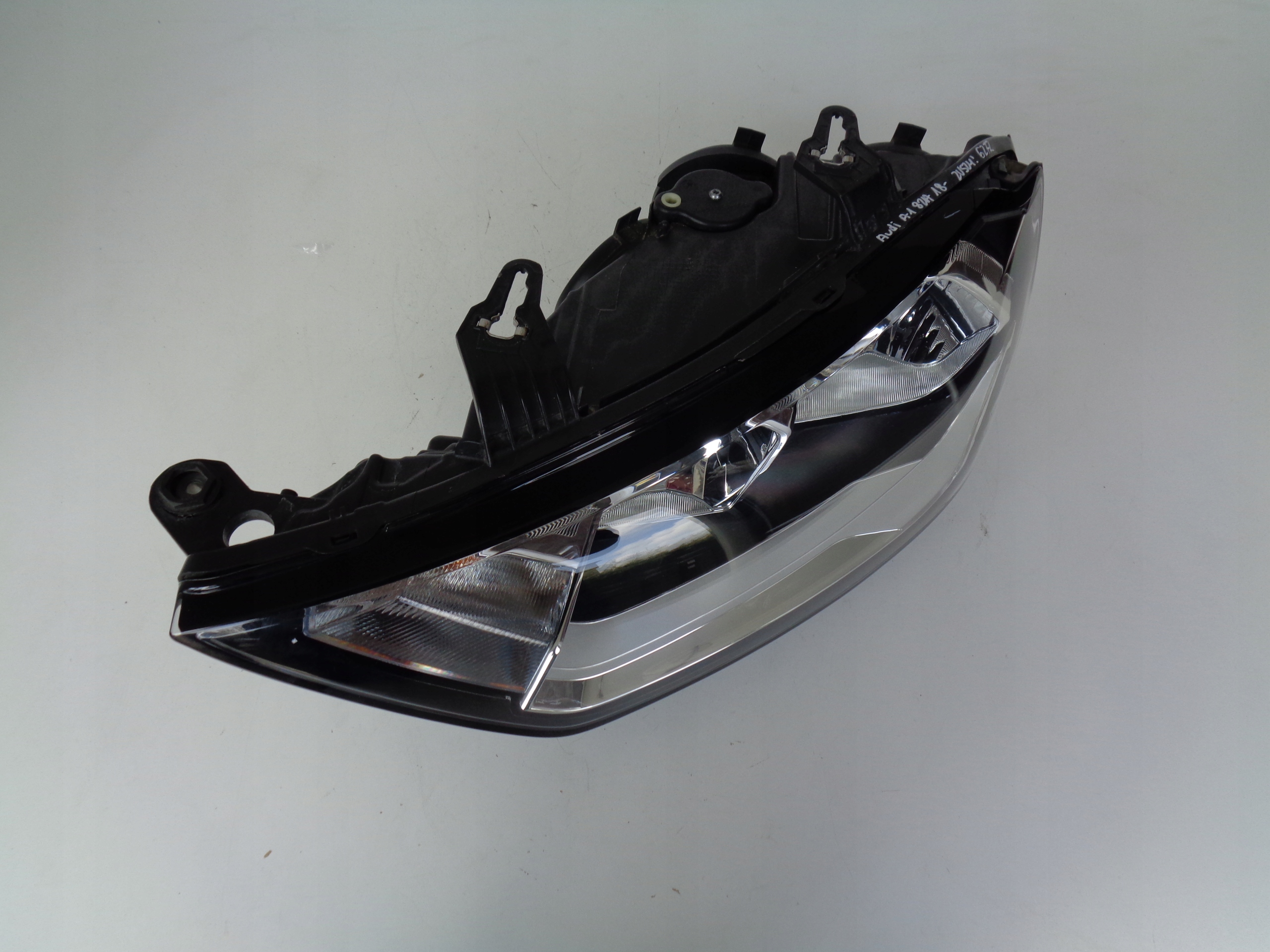 LAVE PREDNE SVETLO AUDI A1 82A 18-