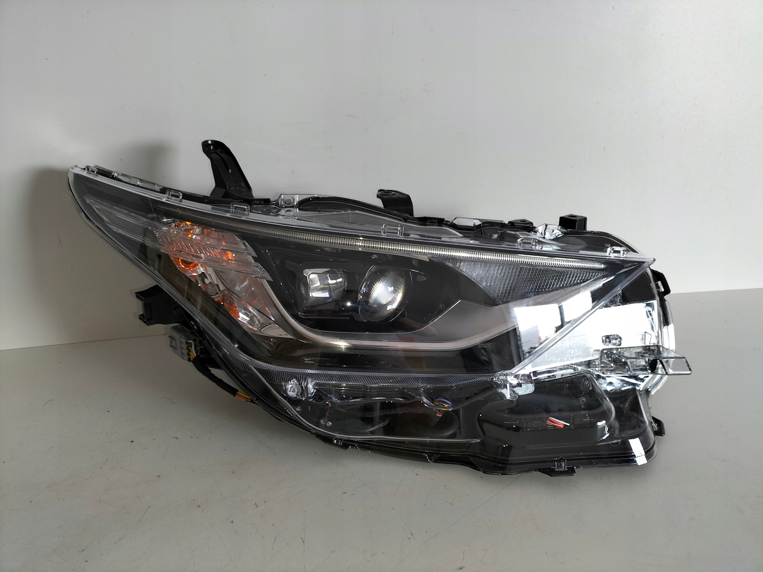 PRAVE PREDNE SVETLO TOYOTA AURIS II LIFT 15- FULL LED
