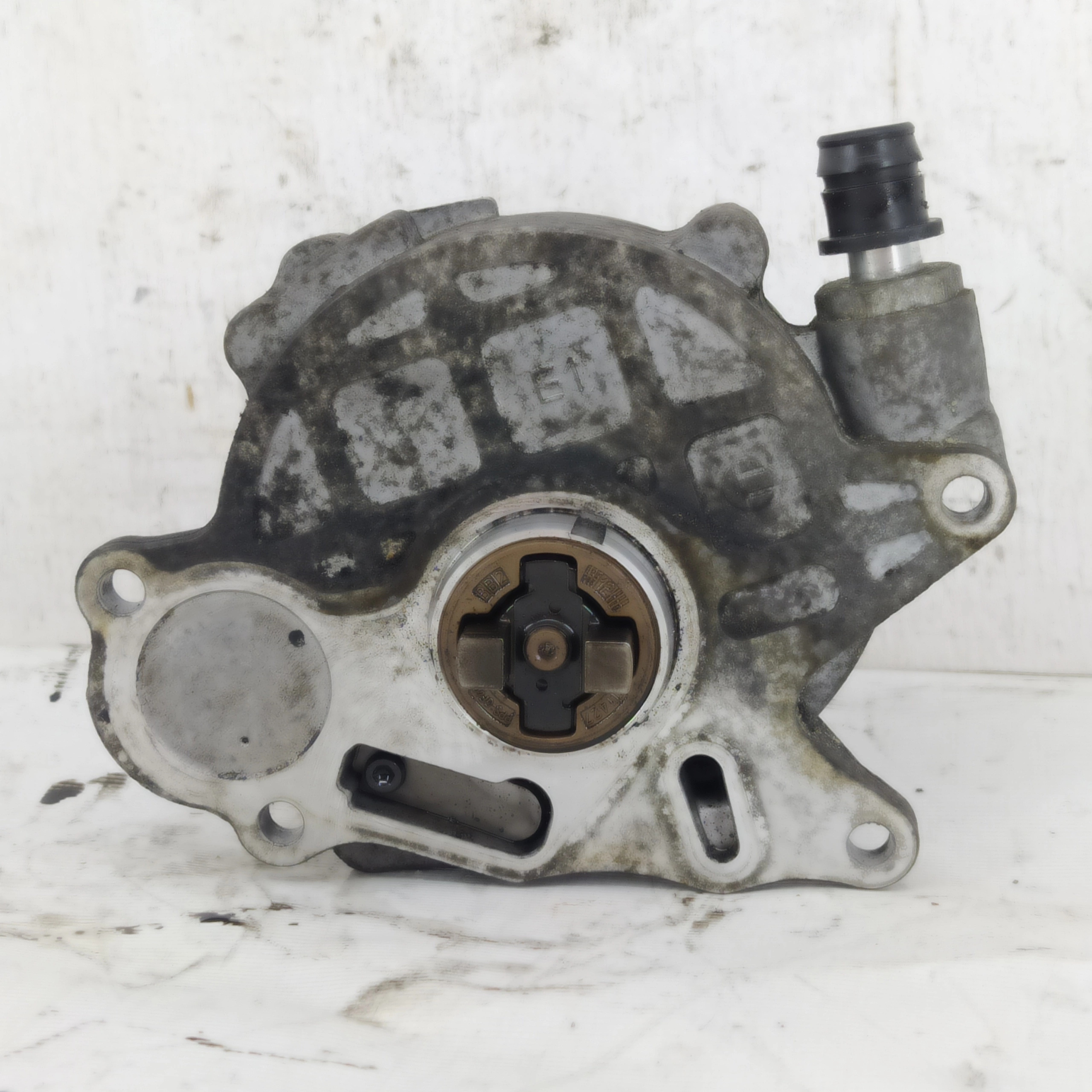 VW PASSAT B7 2.0 TDI VÁKUOVA PUMPA 03L145100F